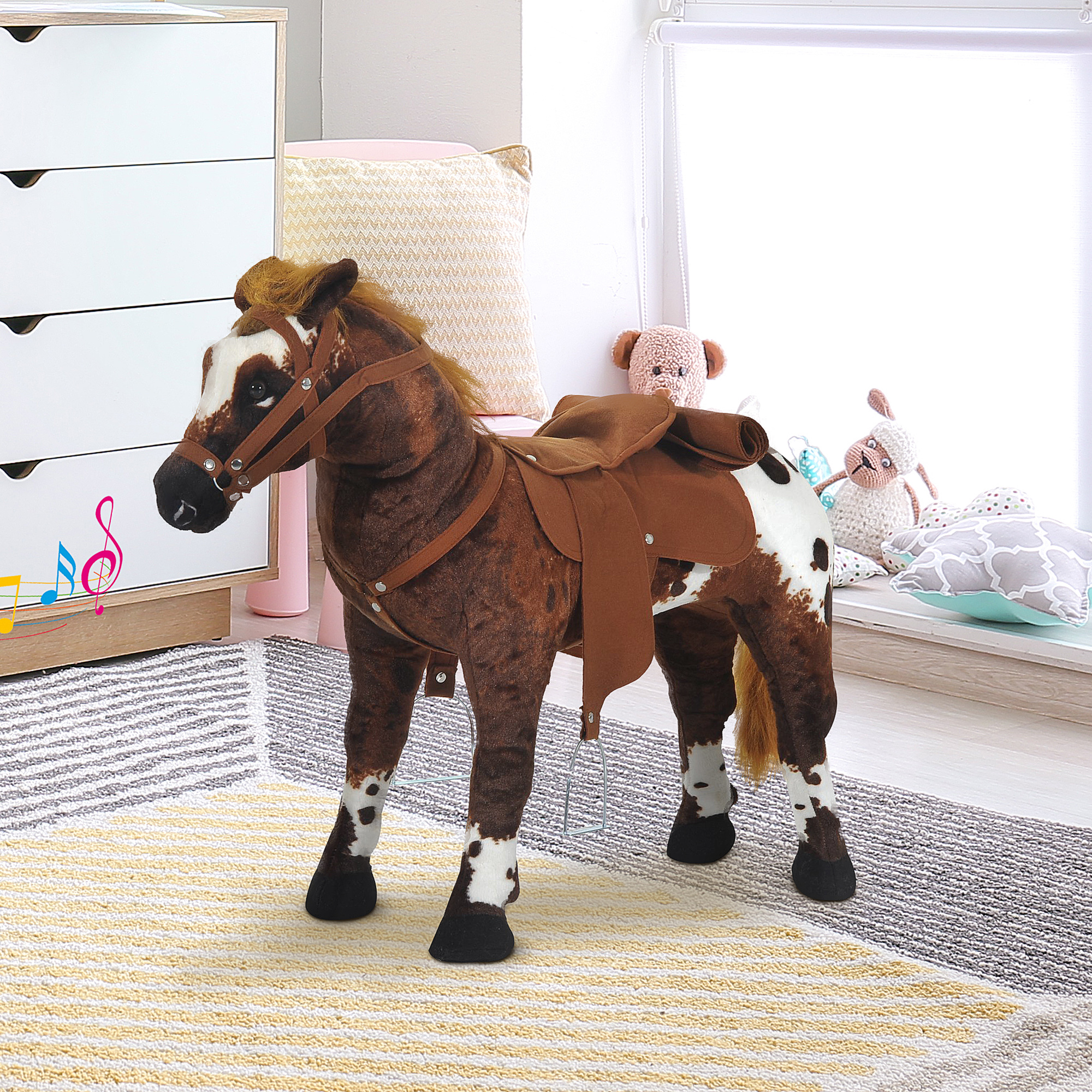 Un cavallo a dondolo di peluche marrone e bianco con sella è su un tappeto vicino a una finestra.