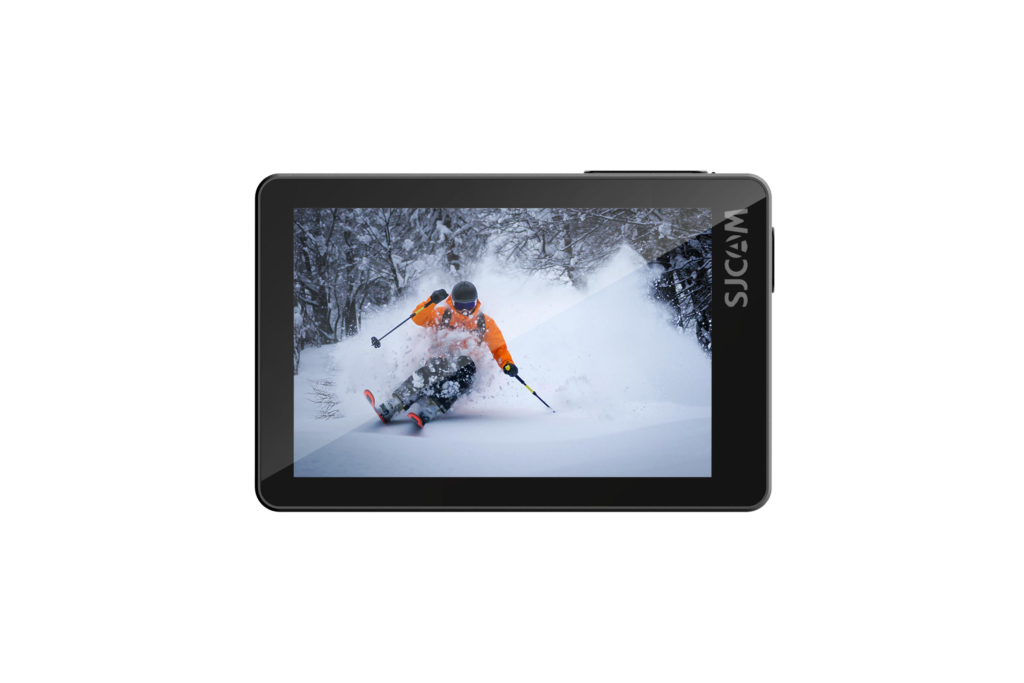 Uno sciatore in arancione scia sulla neve. Logo SJCAM.