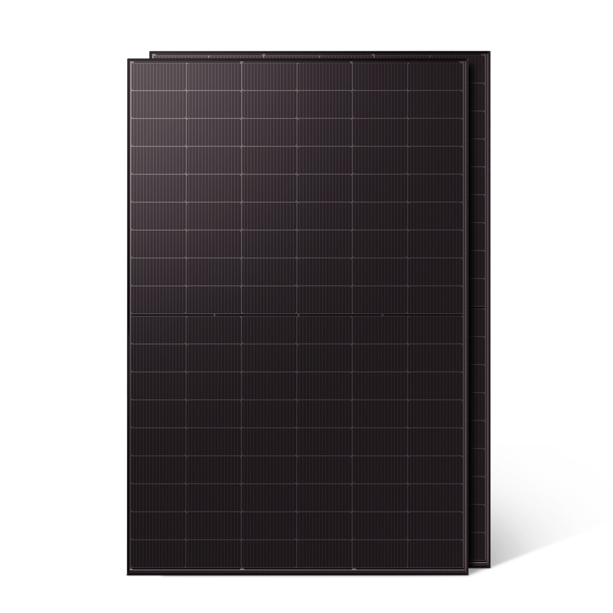 Zwei dunkelgraue Solarmodule mit sichtbaren Gittern im Vordergrund auf weißem Hintergrund.