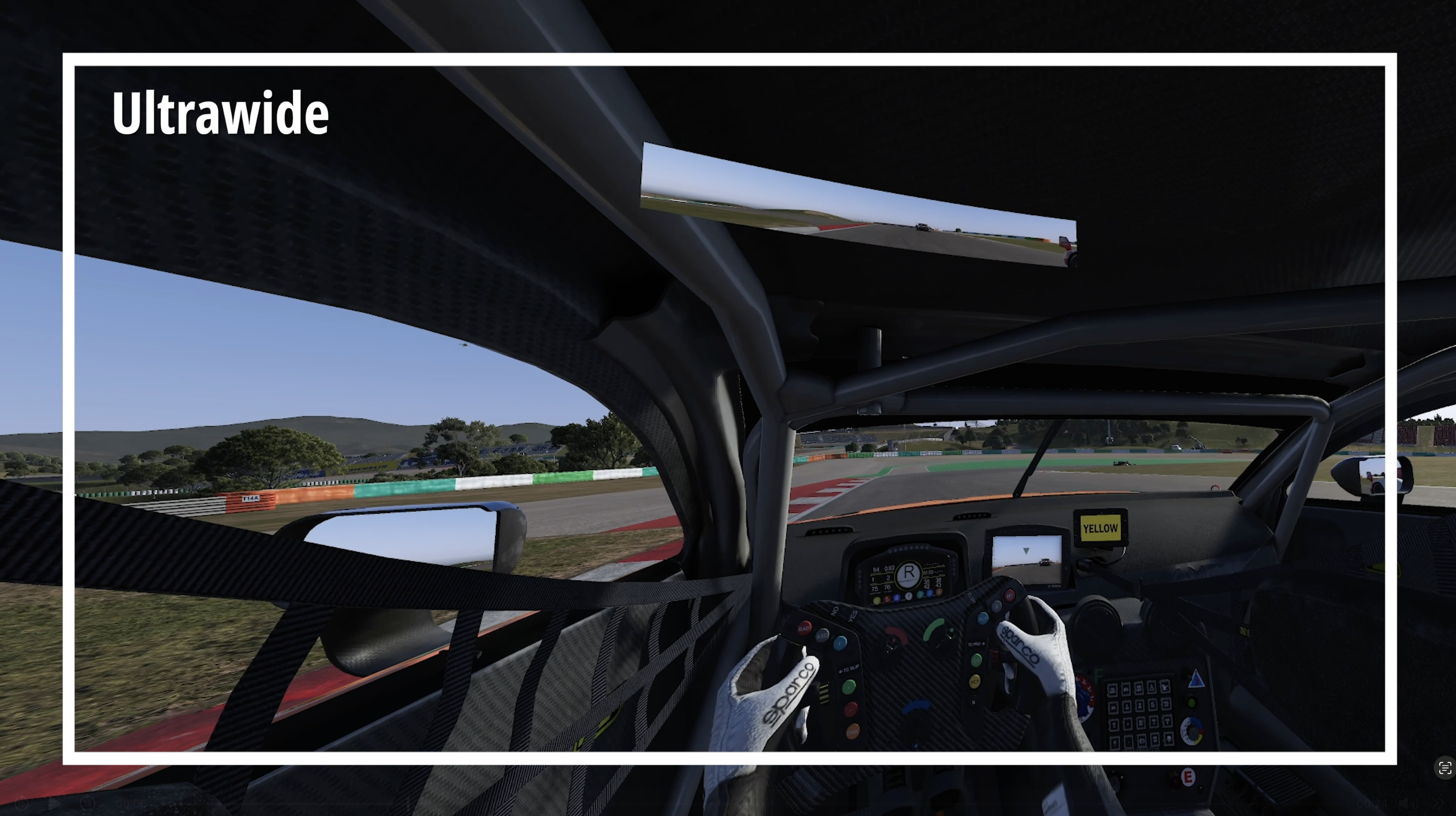 Vista desde la cabina de un coche de carreras a una pista con colinas verdes.