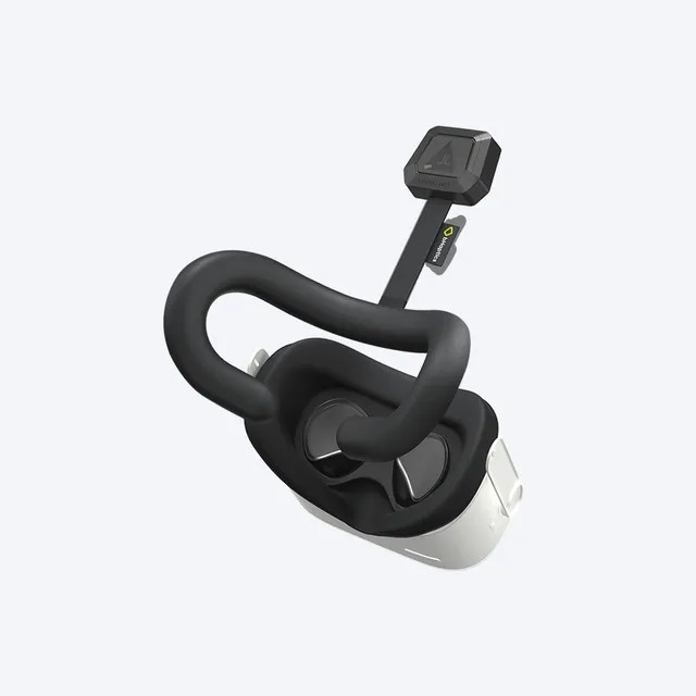 Un accesorio de casco VR negro con un sensor en la parte superior, sobre fondo blanco.