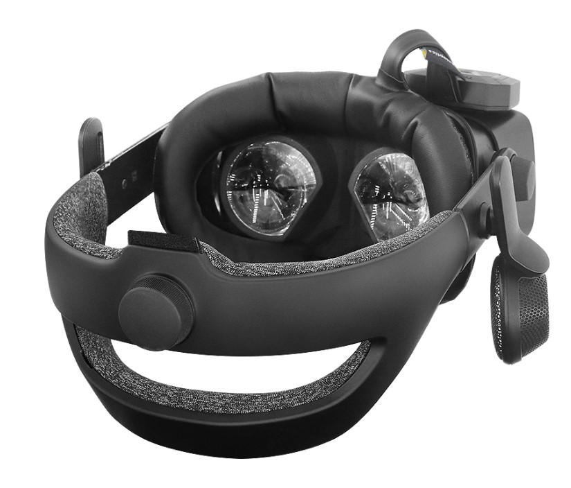 Un casco de RV negro con dos lentes y correa ajustable.
