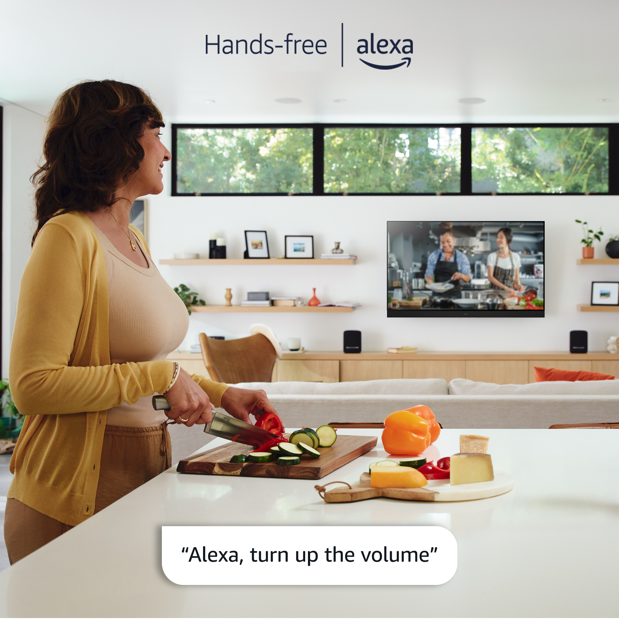 Frau schneidet Gemüse in moderner Küche, Alexa wird erwähnt.