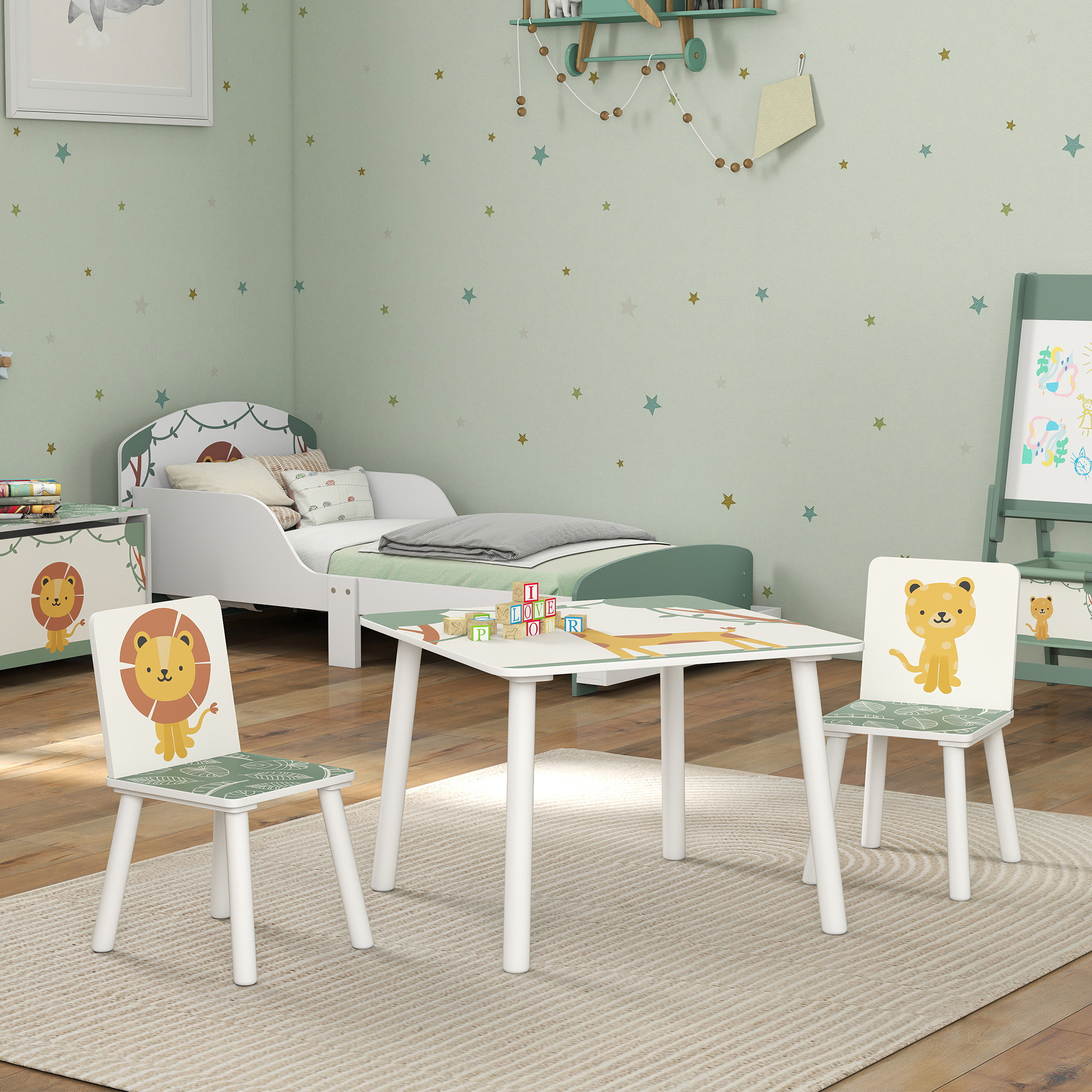 Stanza per bambini con letto, tavolo, sedie e giocattoli. Stelle sul muro.