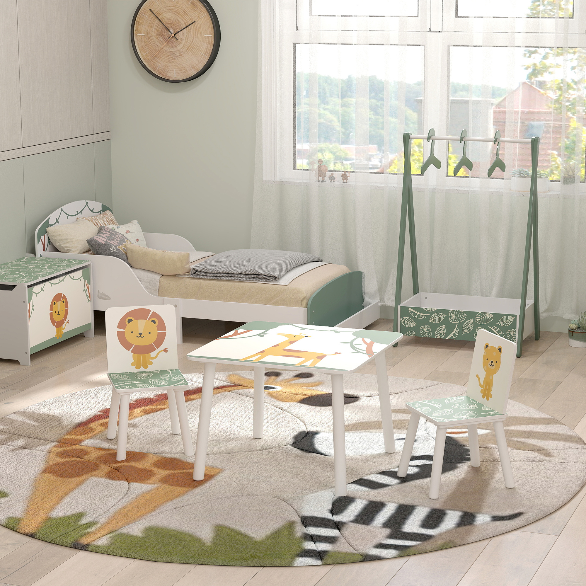 Stanza per bambini con letto, tavolo, sedie e baule giocattoli a tema animale.