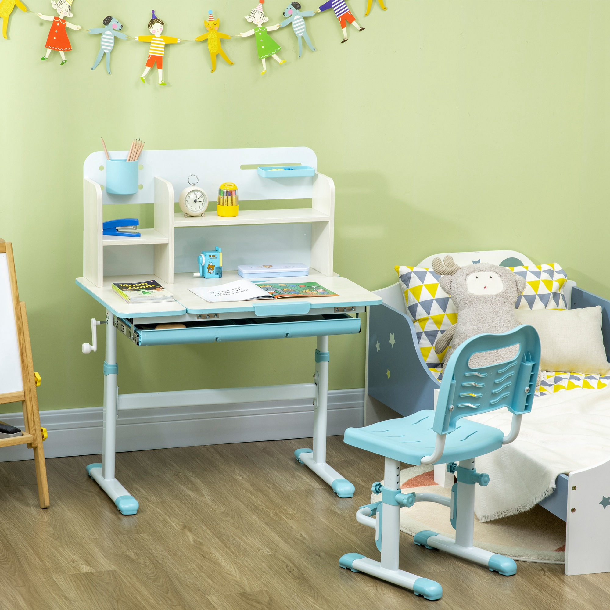 Scrivania e sedia per bambini in una stanza con letto e decorazioni.