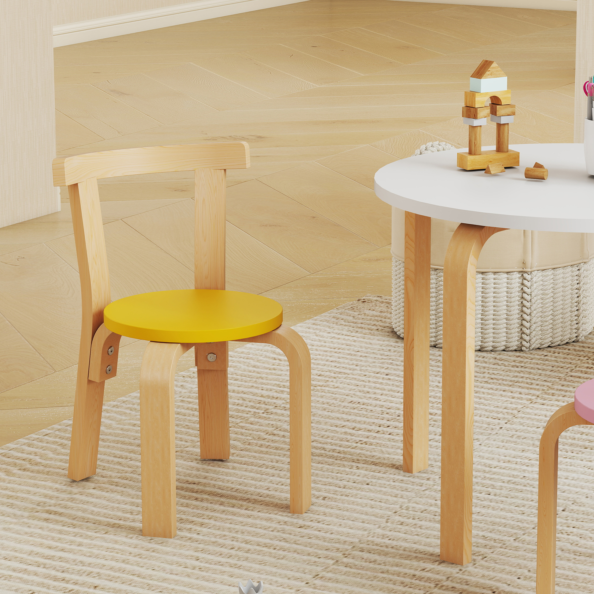 Una sedia di legno con seduta gialla accanto a un tavolo bianco con giocattoli di legno.