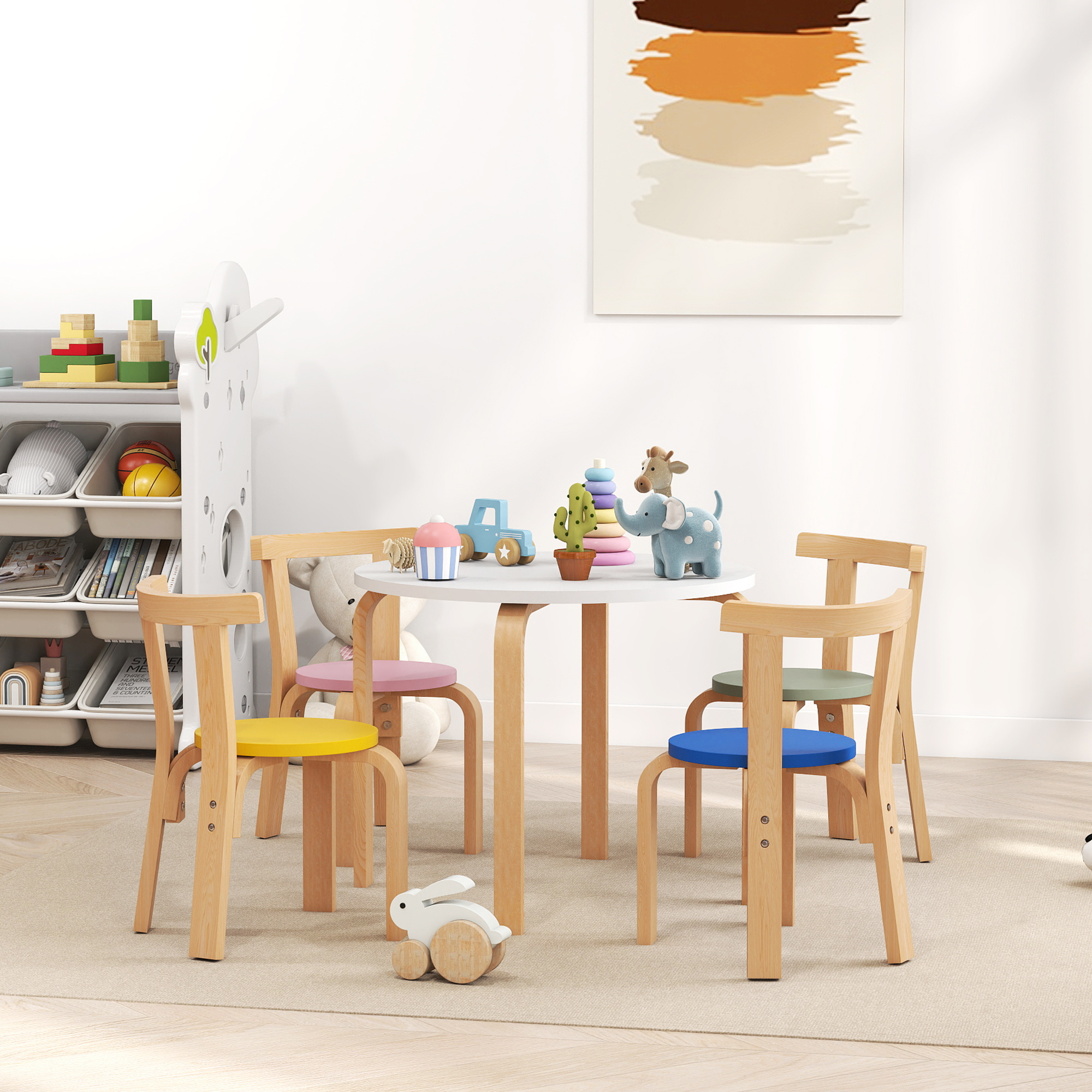 Un tavolo rotondo per bambini con quattro sedie in legno, giocattoli sopra e una mensola.