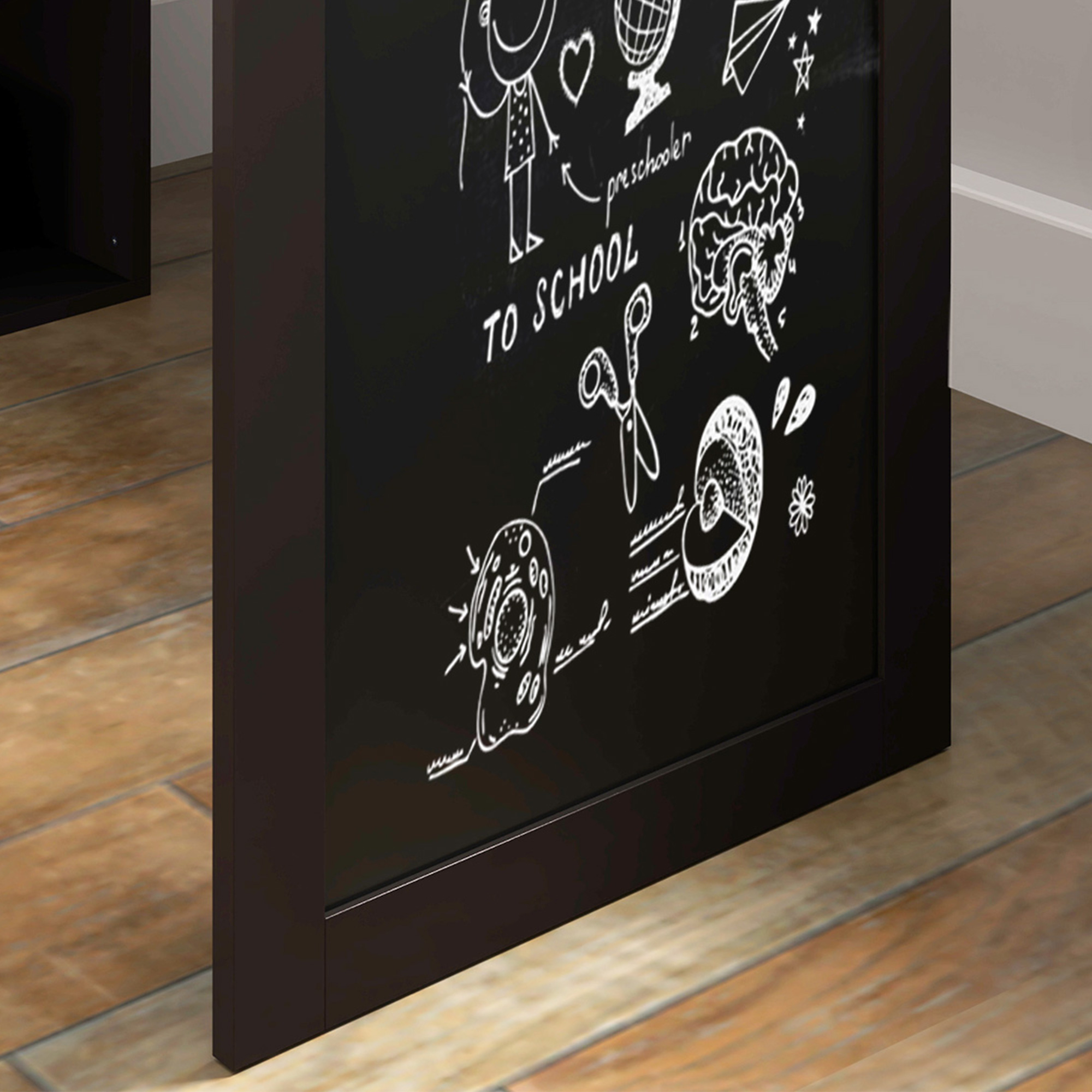 Una lavagna nera con disegni a gesso bianco di un cervello, forbici e una cellula.