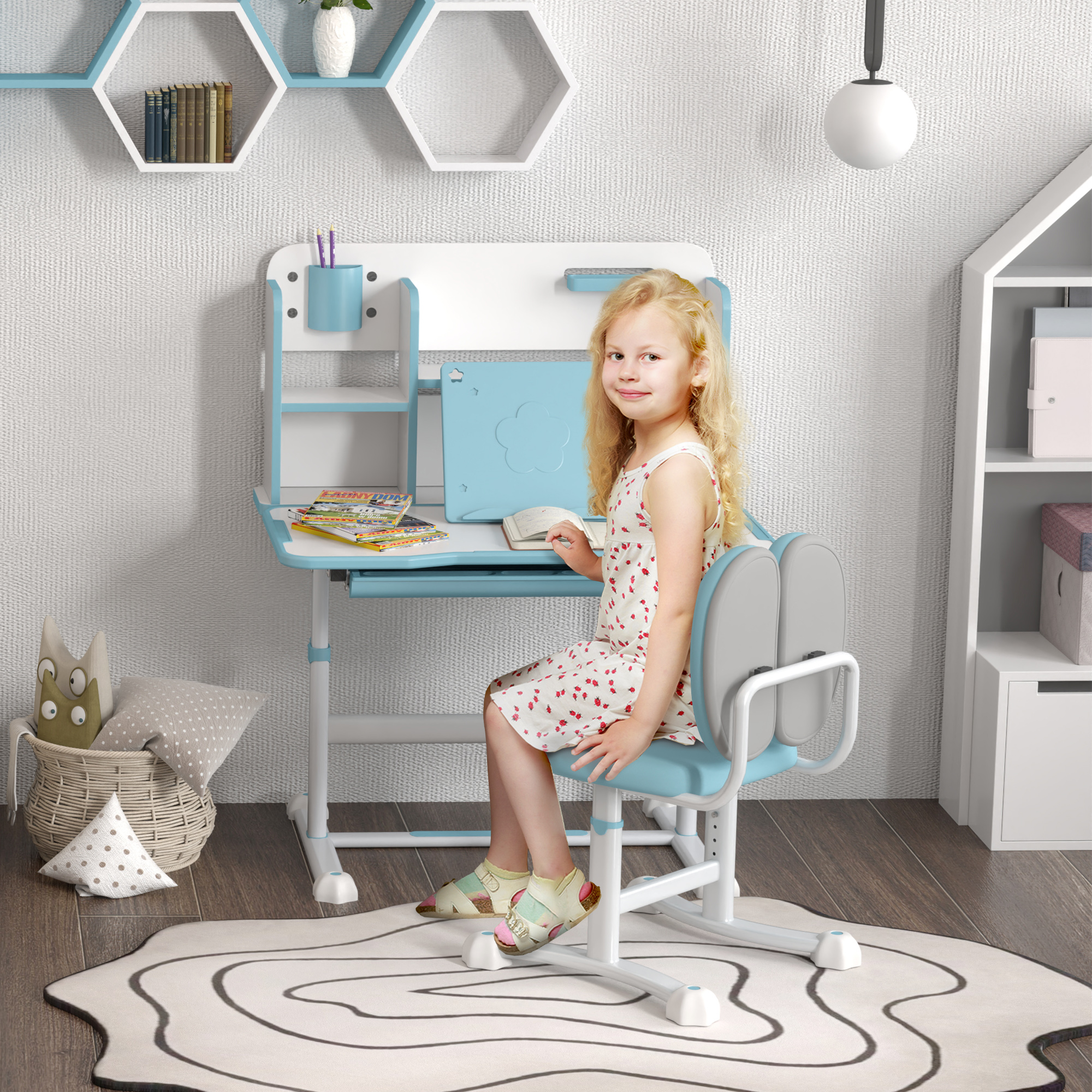 Una bambina bionda seduta a una scrivania legge.