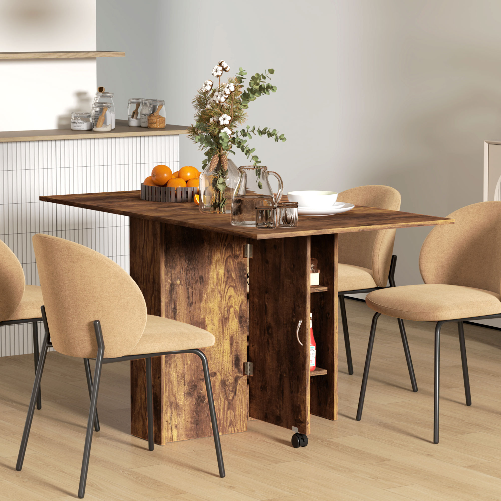 Un tavolo pieghevole in legno con quattro sedie in una cucina.
