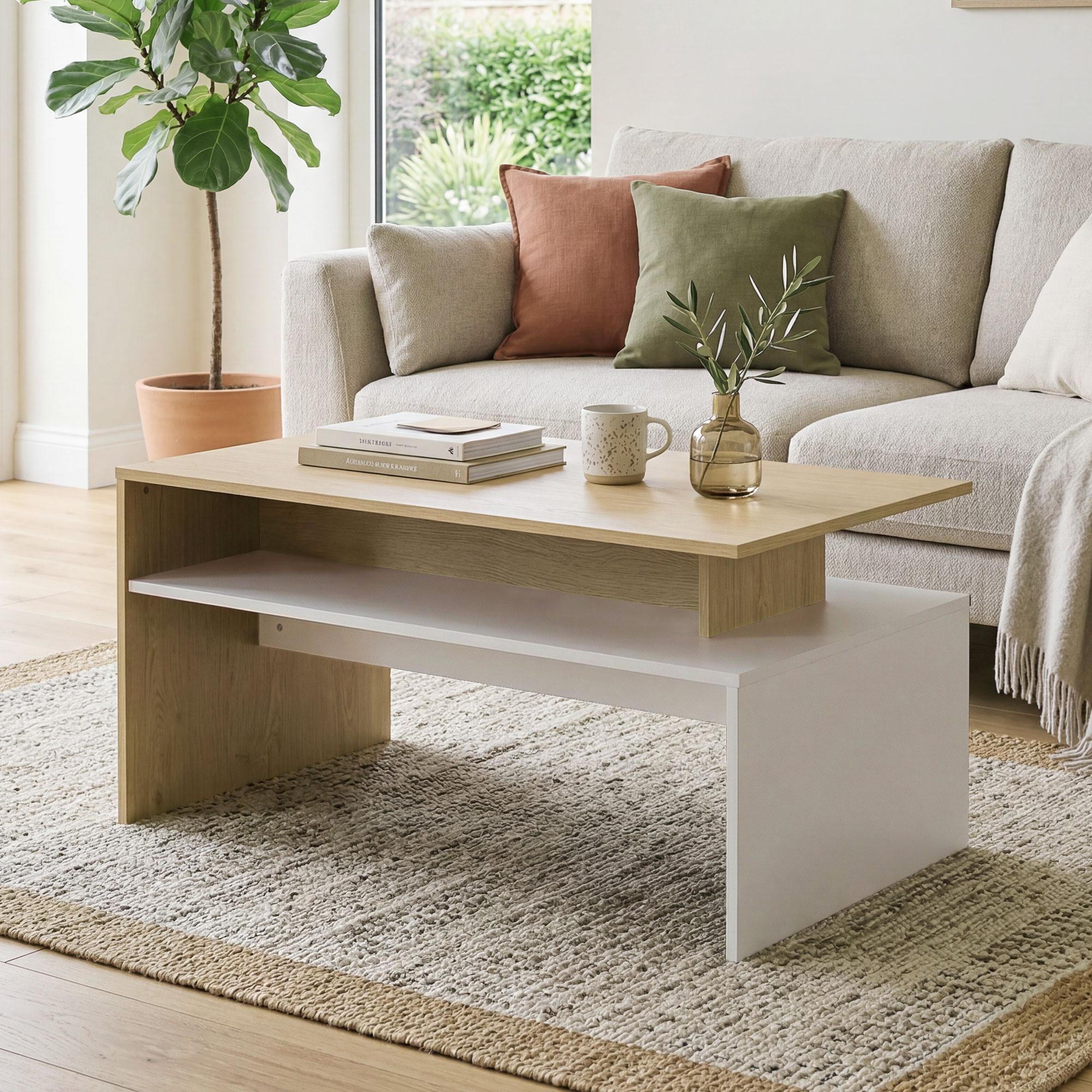 Un tavolino moderno con accenti in legno e bianco, libri, tazza e vaso.