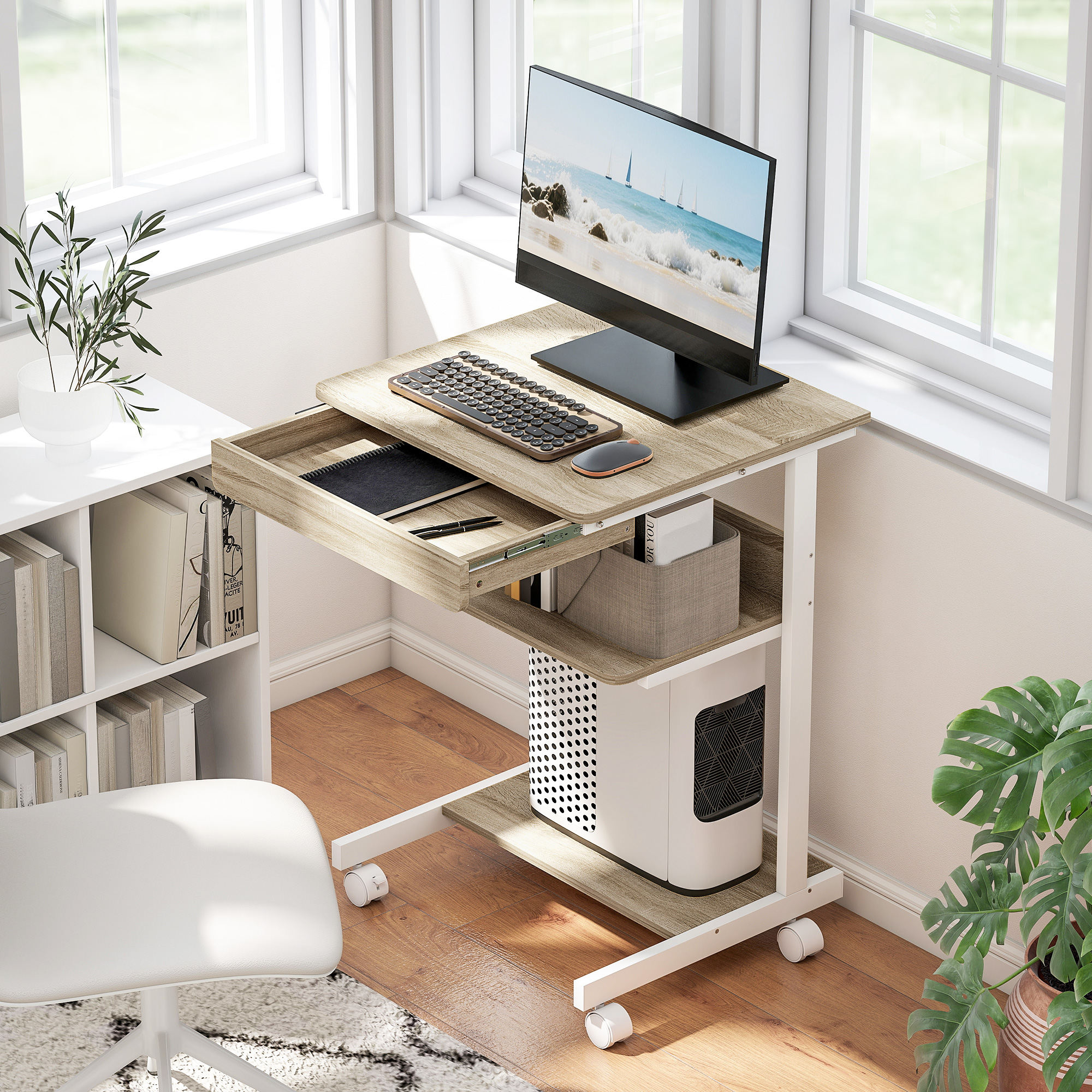 Una scrivania mobile con monitor del computer, tastiera, mouse e cassetto si trova accanto a una libreria.