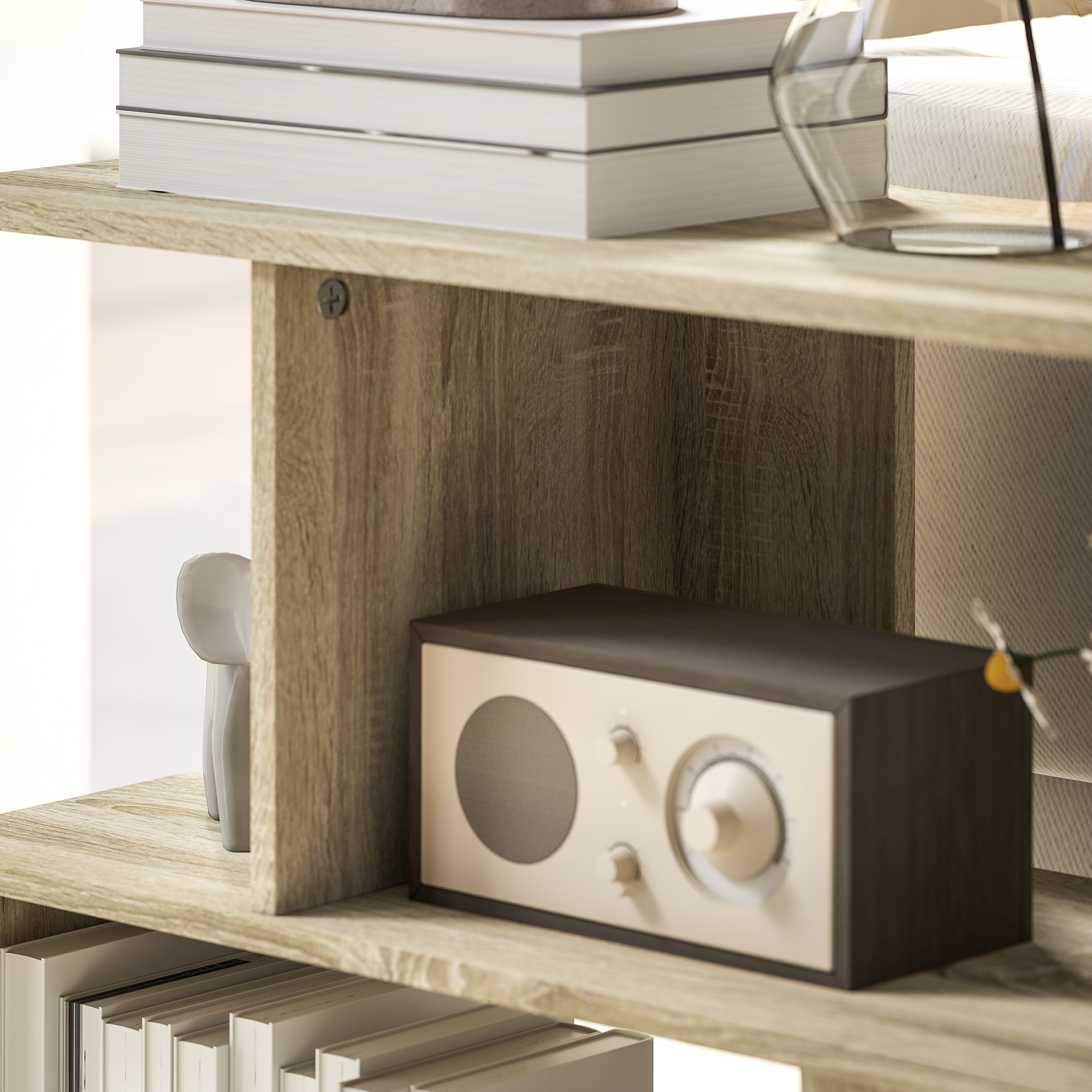 Libri e oggetti decorativi su una mensola di legno. Una radio vintage sullo scaffale inferiore.