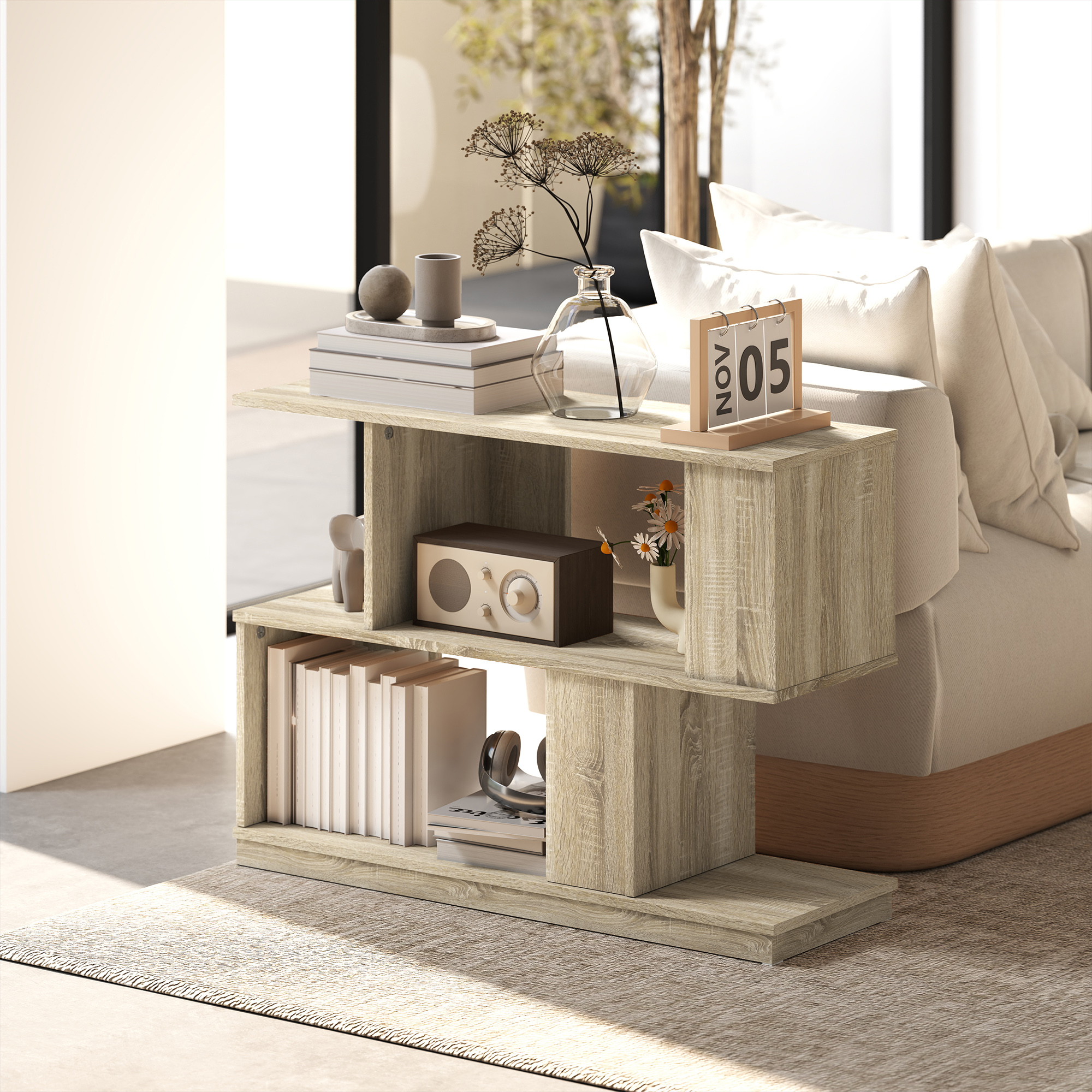 Un comodino in legno con libri, vaso e calendario accanto a un letto.