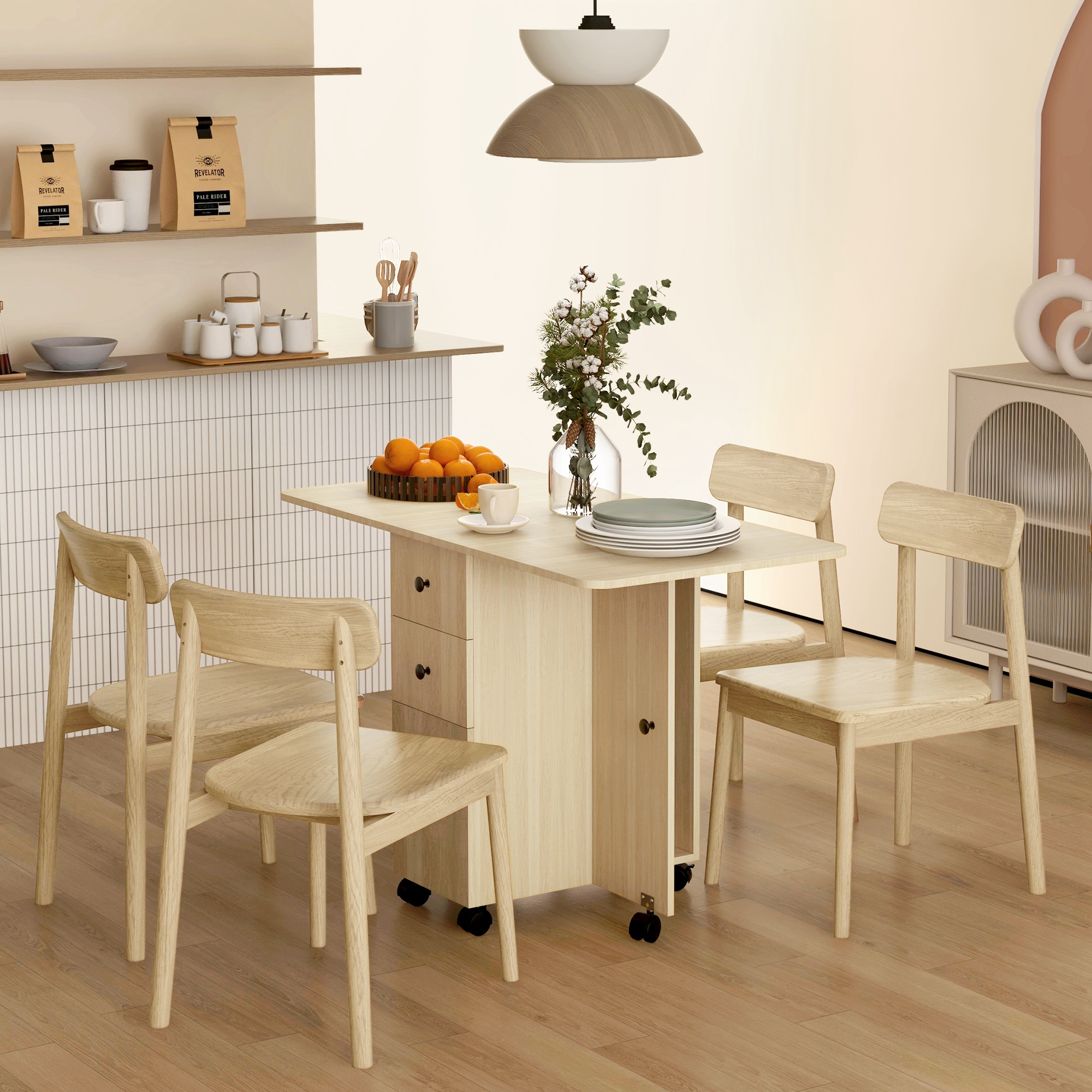 Un tavolo da pranzo in legno chiaro con quattro sedie, arance e piatti in una sala da pranzo.