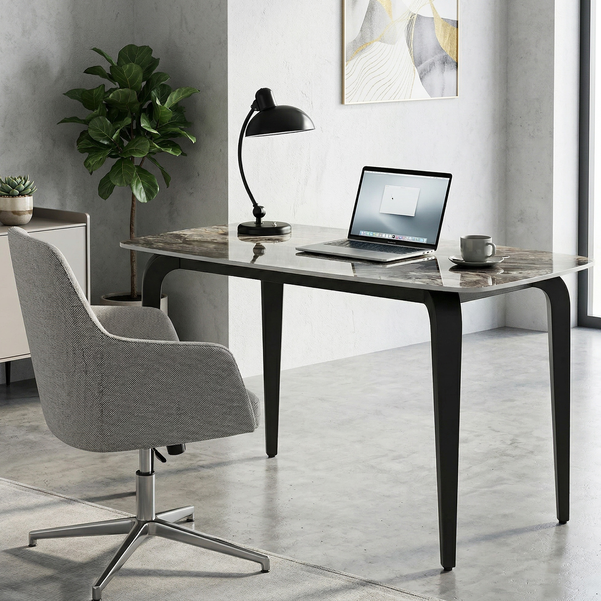 Una sedia da ufficio moderna di fronte a una scrivania con laptop, lampada e tazza.