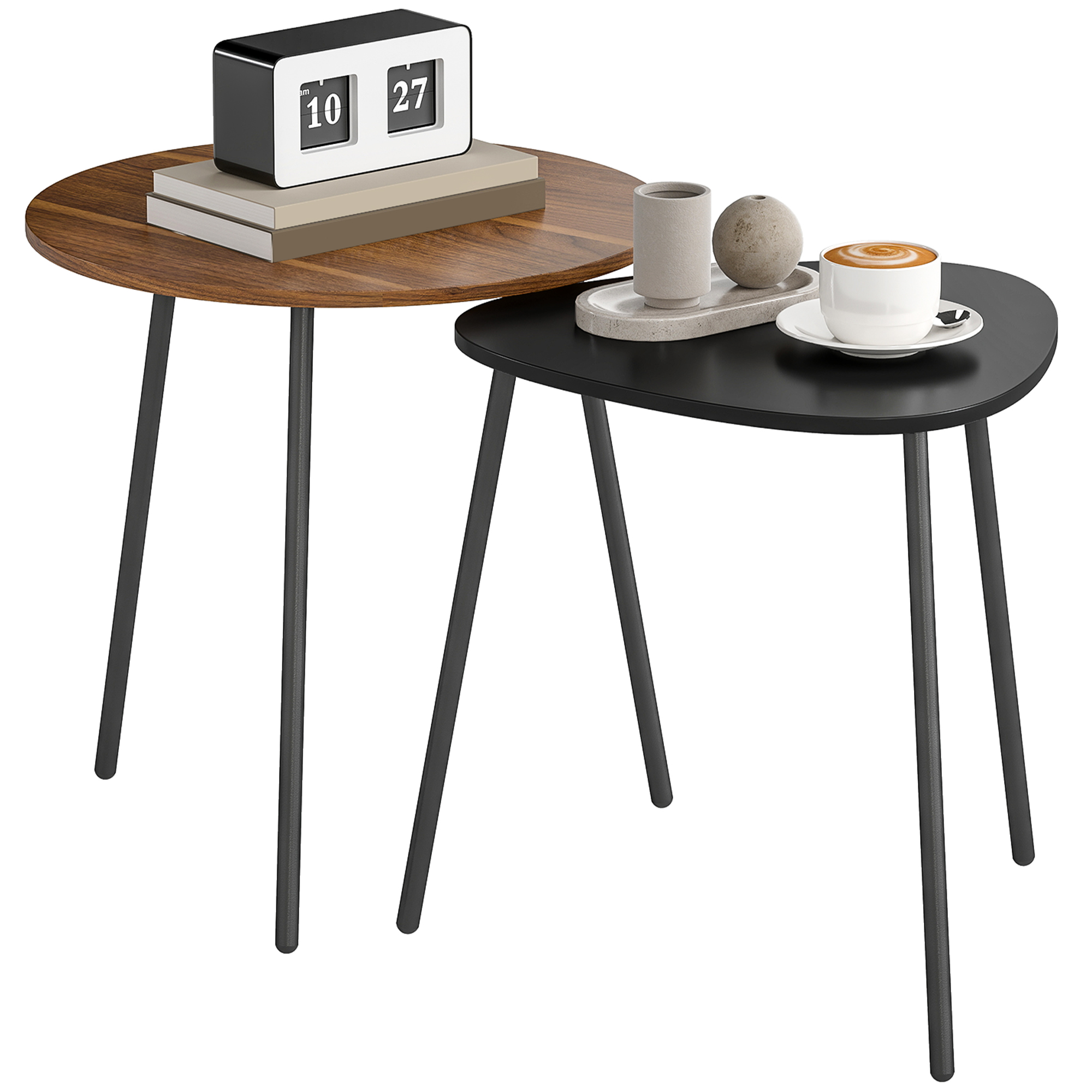 Due tavolini rotondi, uno effetto legno, uno nero. Con sveglia, libri, caffè e decorazioni.