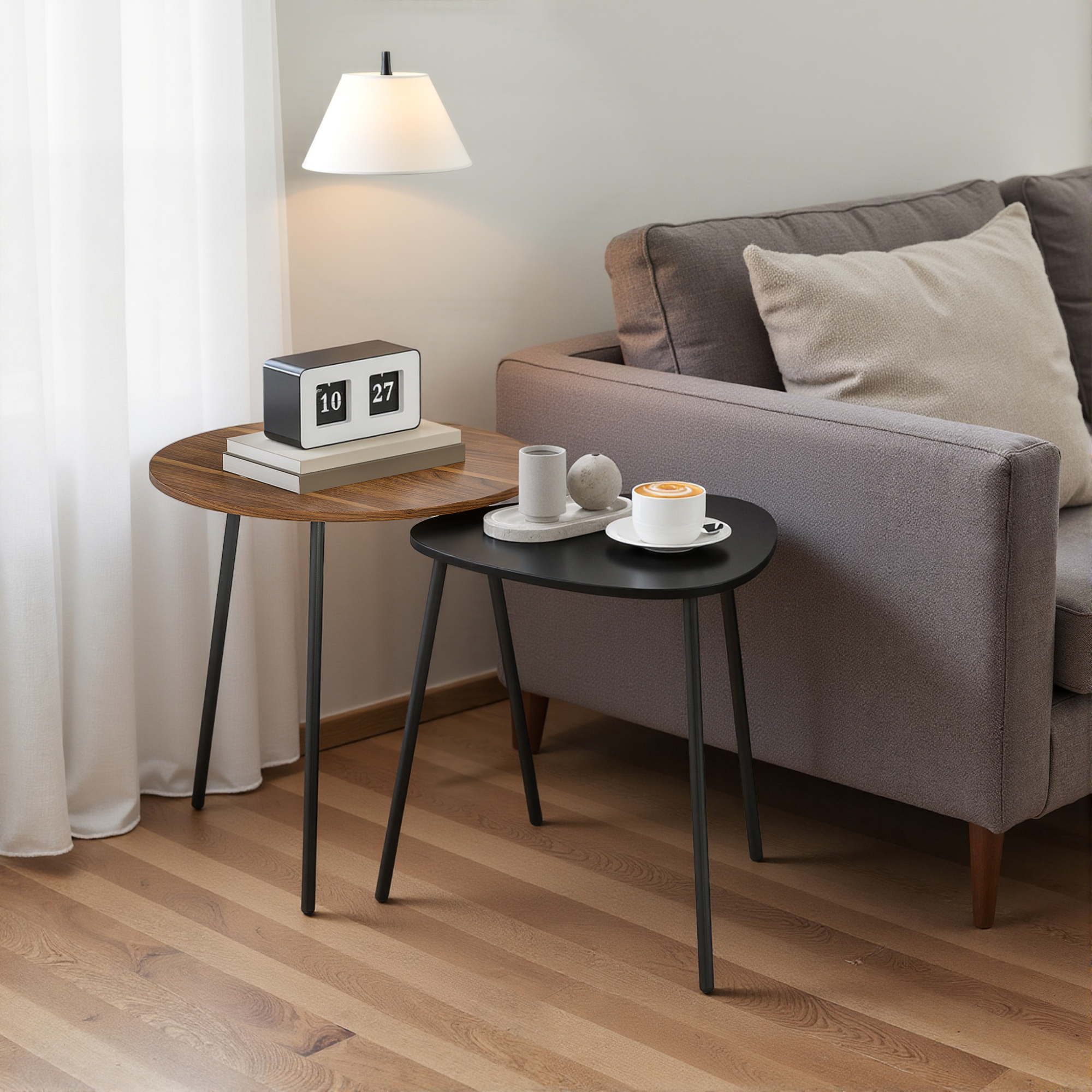 Un tavolino con caffè e decorazioni accanto a un divano.