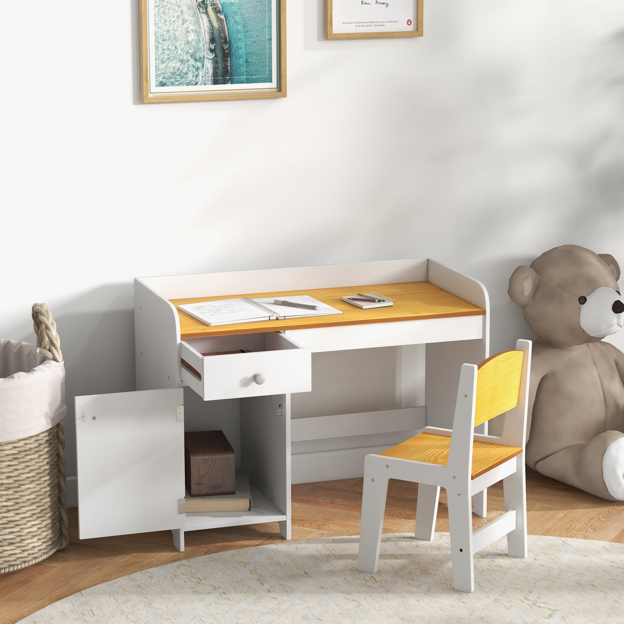 Una scrivania bianca con piano in legno, cassetto, scomparto e una sedia gialla accanto.