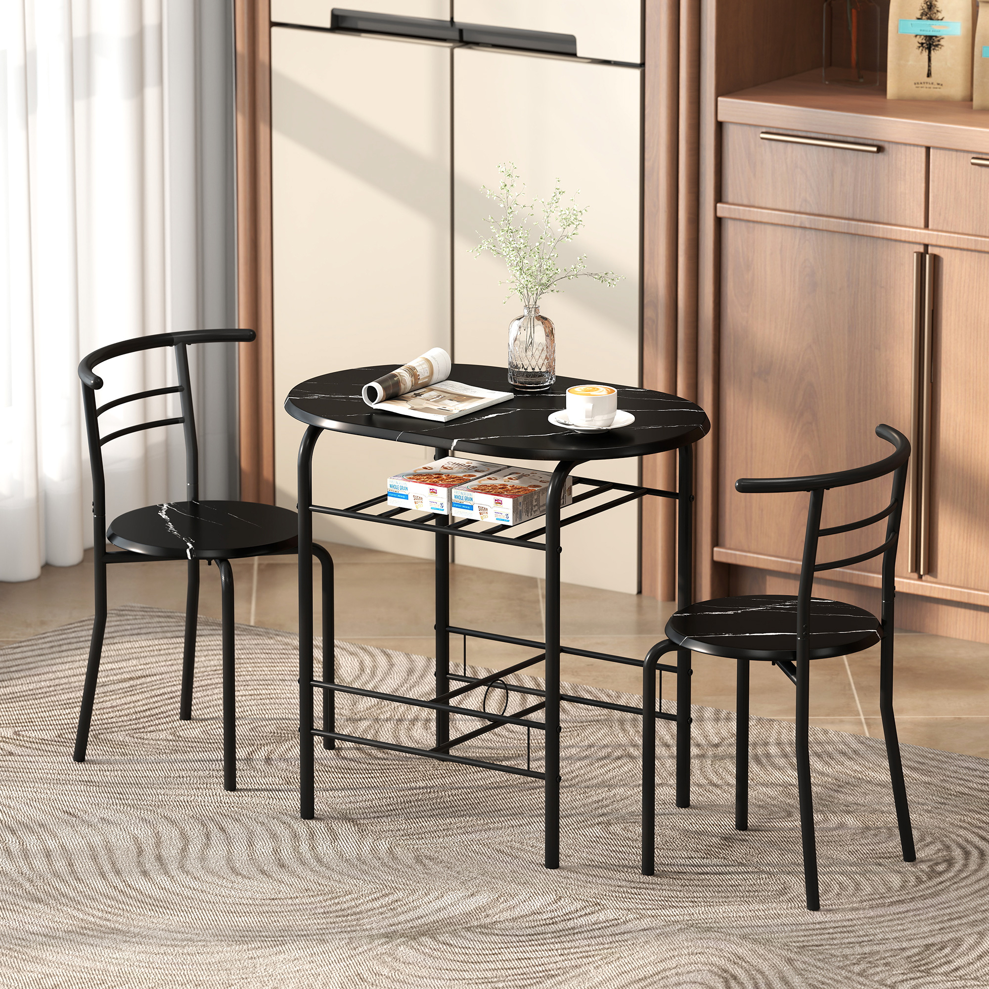 Un tavolo rotondo in marmo nero con due sedie e snack. Un giornale e una tazza di caffè sul tavolo.