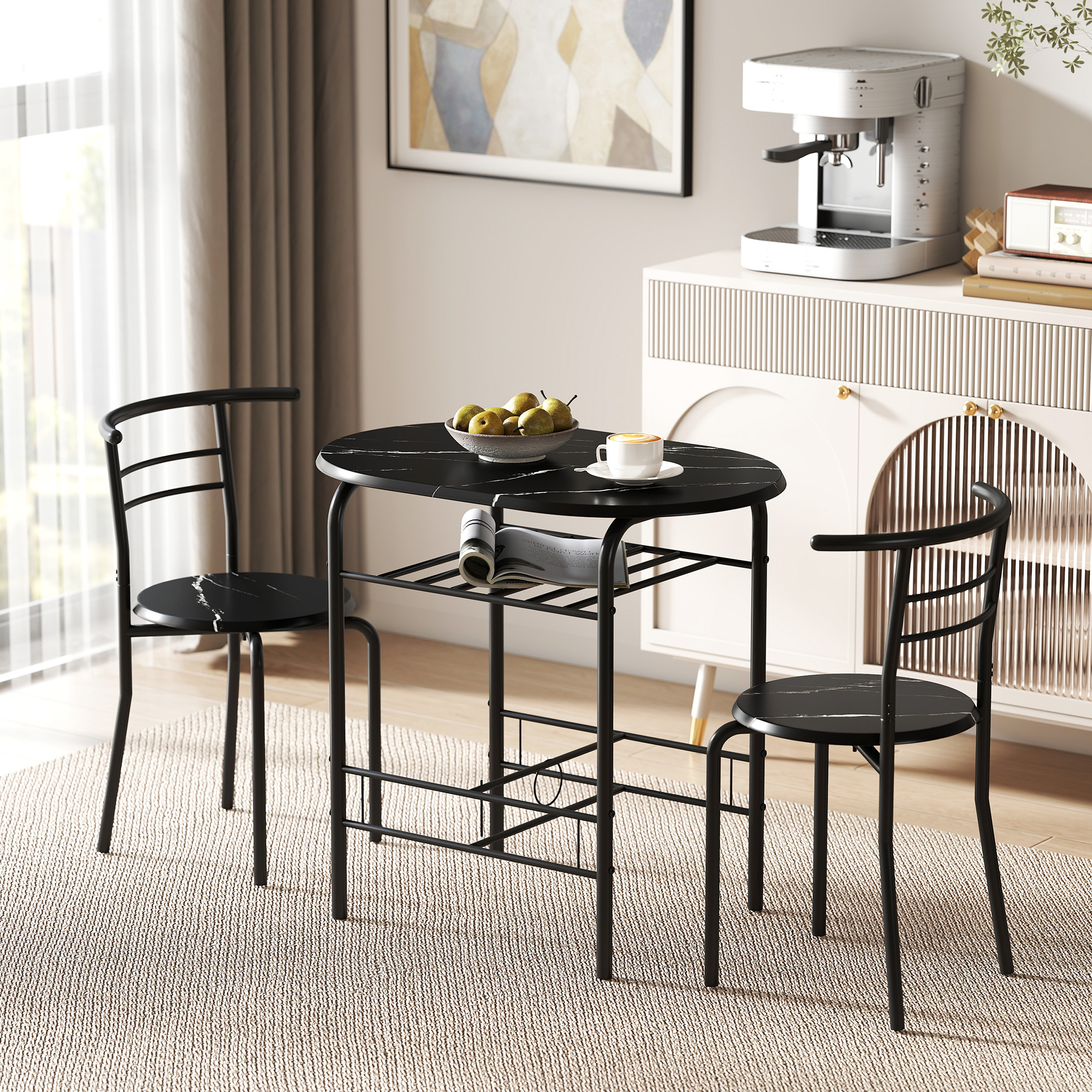 Un set da bistrot in marmo nero con due sedie e un tavolo con frutta e caffè.