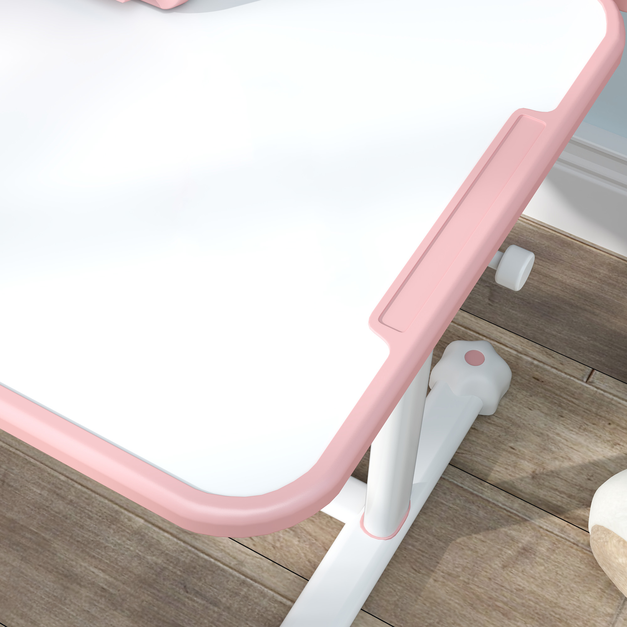 Una scrivania bianca con finiture rosa e gambe bianche su pavimento in legno.