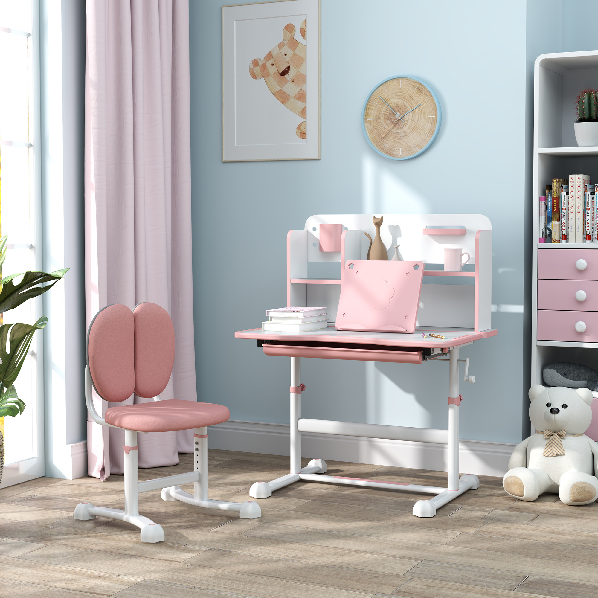 Una scrivania rosa con sedia, libreria, orsacchiotto e decorazioni murali.
