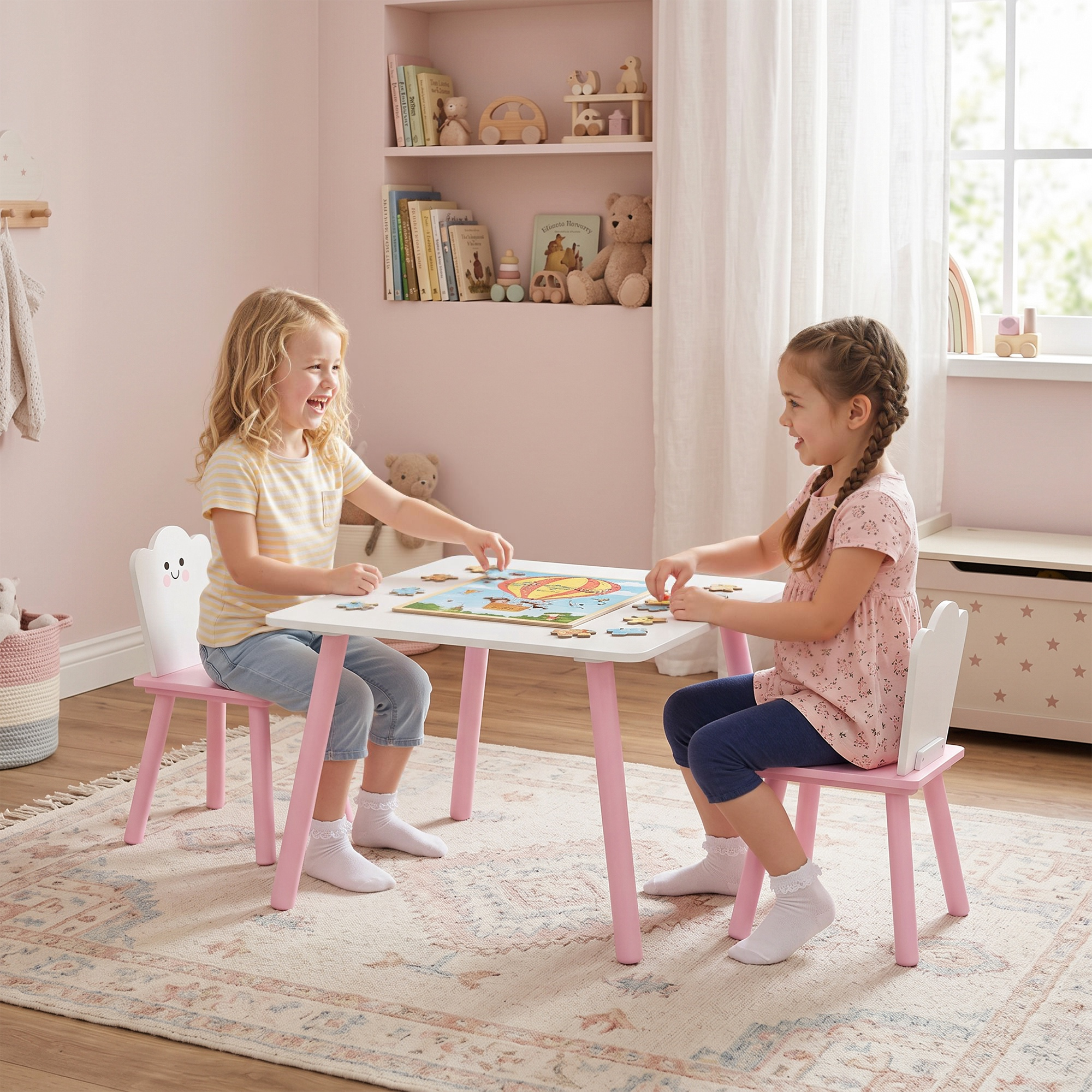 Dos niñas juegan a un rompecabezas en una mesa rosa en una habitación infantil luminosa.
