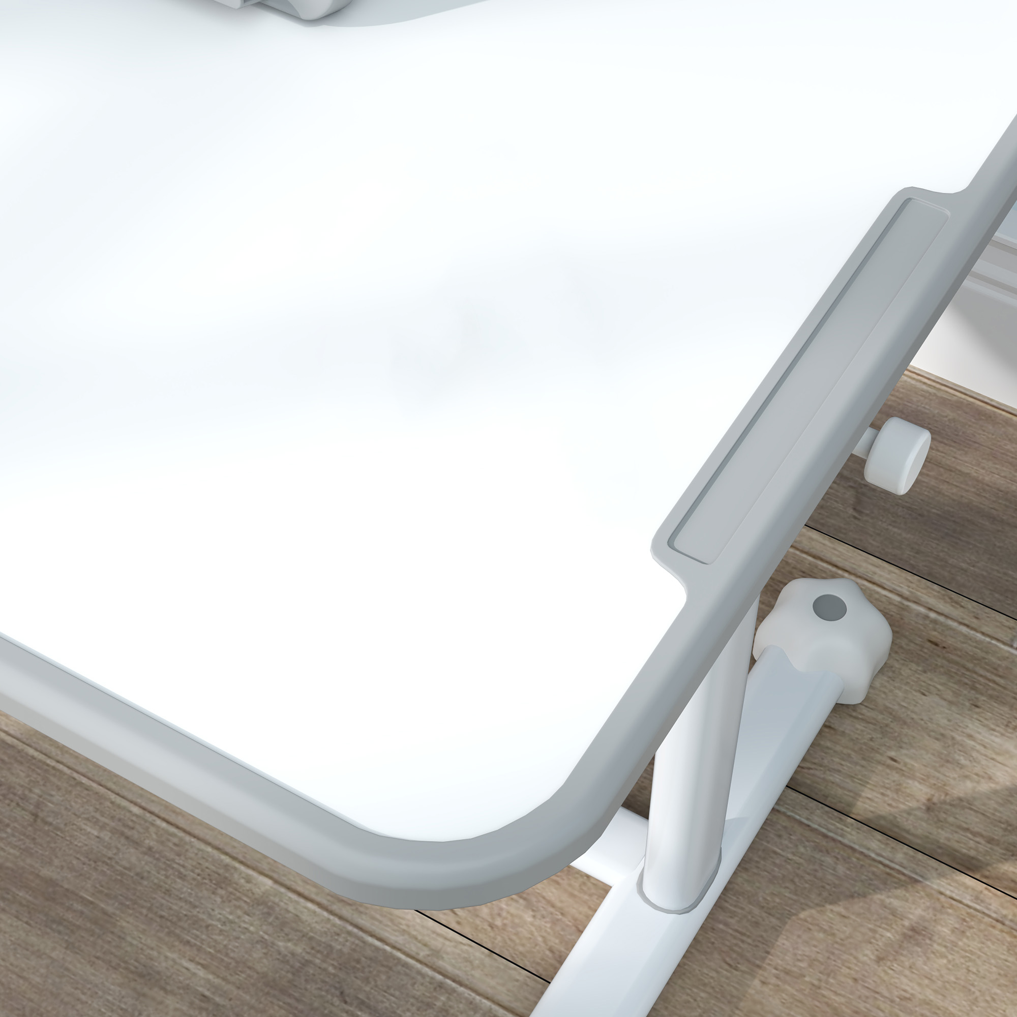 Primo piano di un piano tavolo bianco con bordo grigio su pavimento in legno.