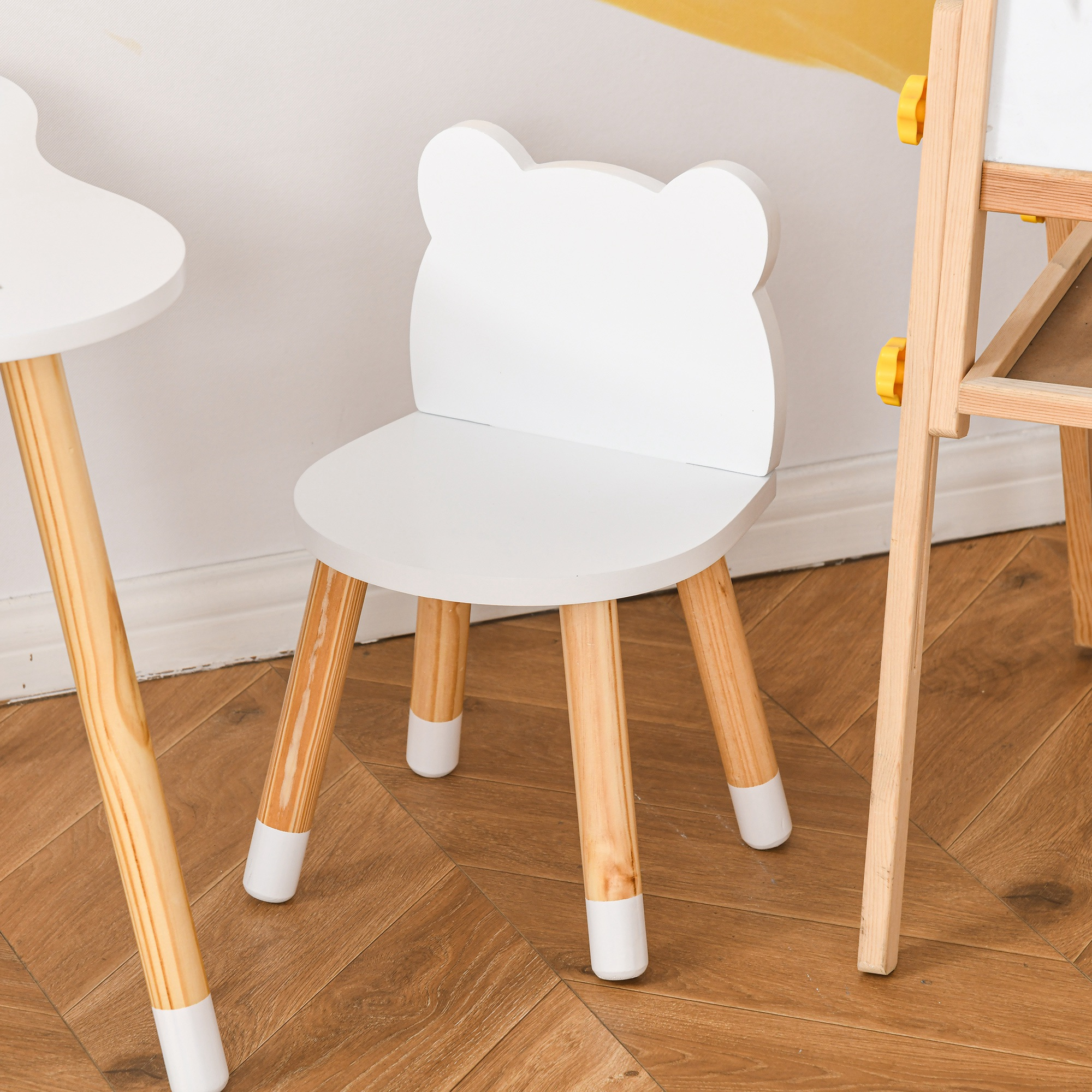 Sedia bianca per bambini con schienale a orecchie d'orso e gambe in legno.