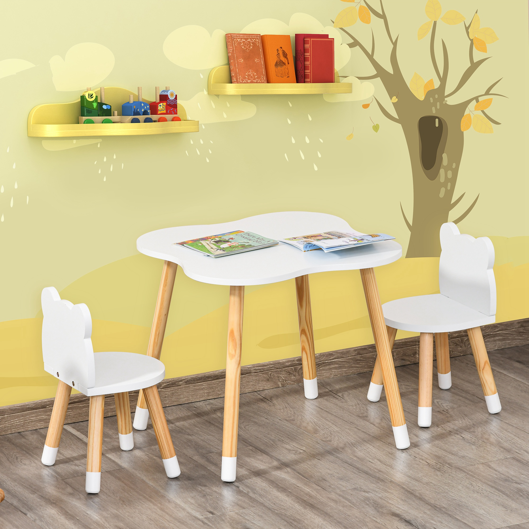 Un tavolo bianco per bambini con due sedie, trenino giocattolo e libri su mensole.