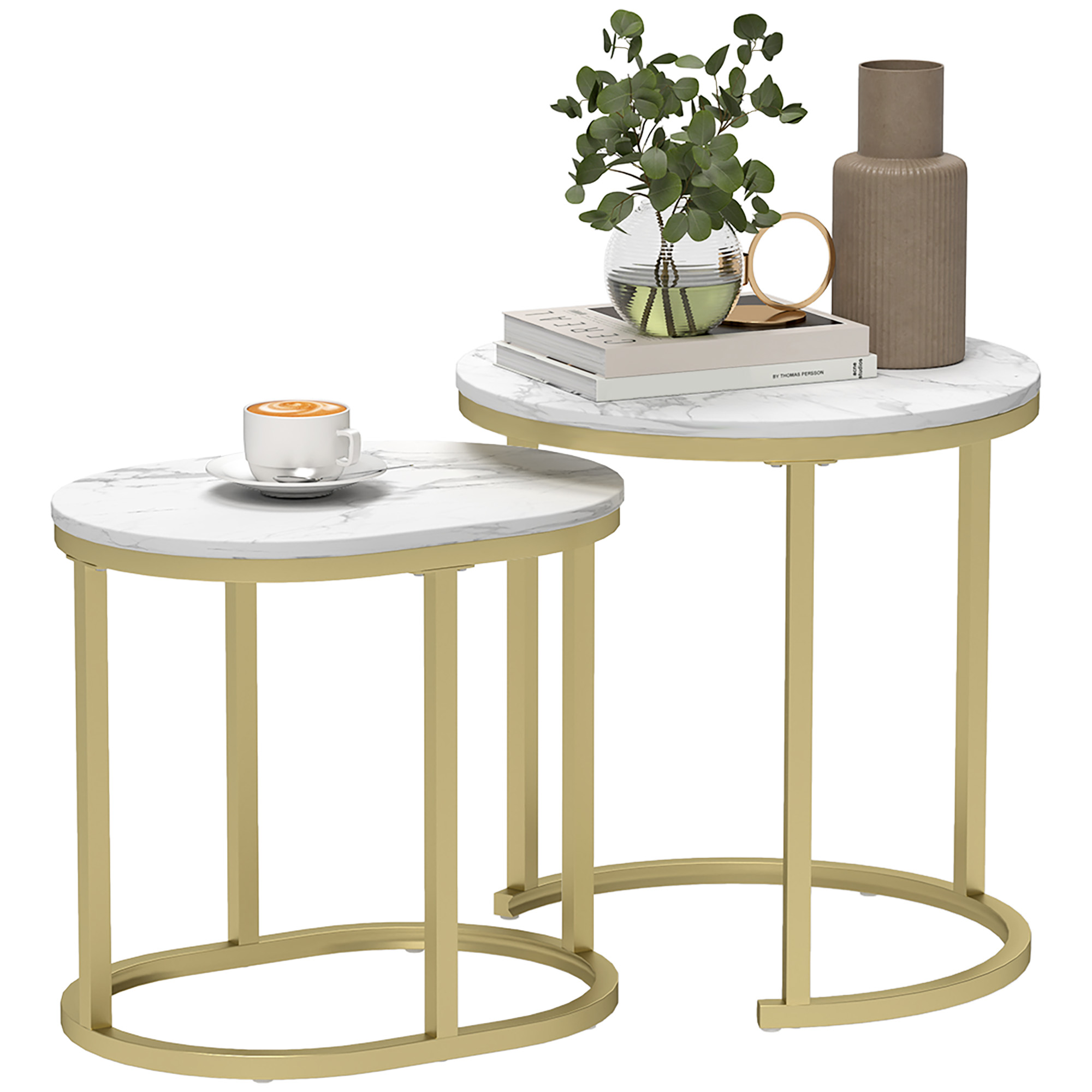 Due tavolini in marmo con gambe dorate, con caffè, libri e vaso.