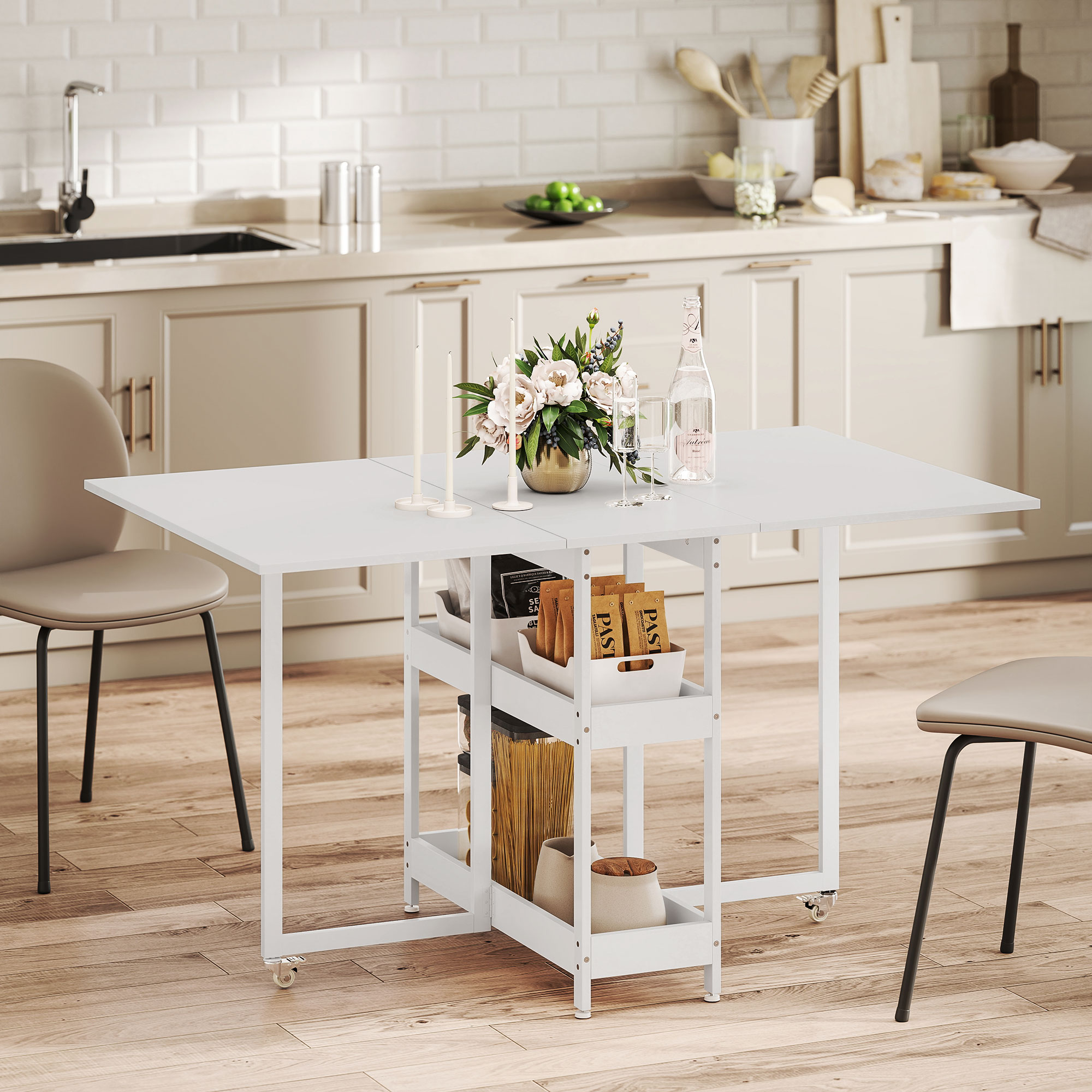 Un tavolo pieghevole bianco con ruote, due sedie e un bancone da cucina sullo sfondo.