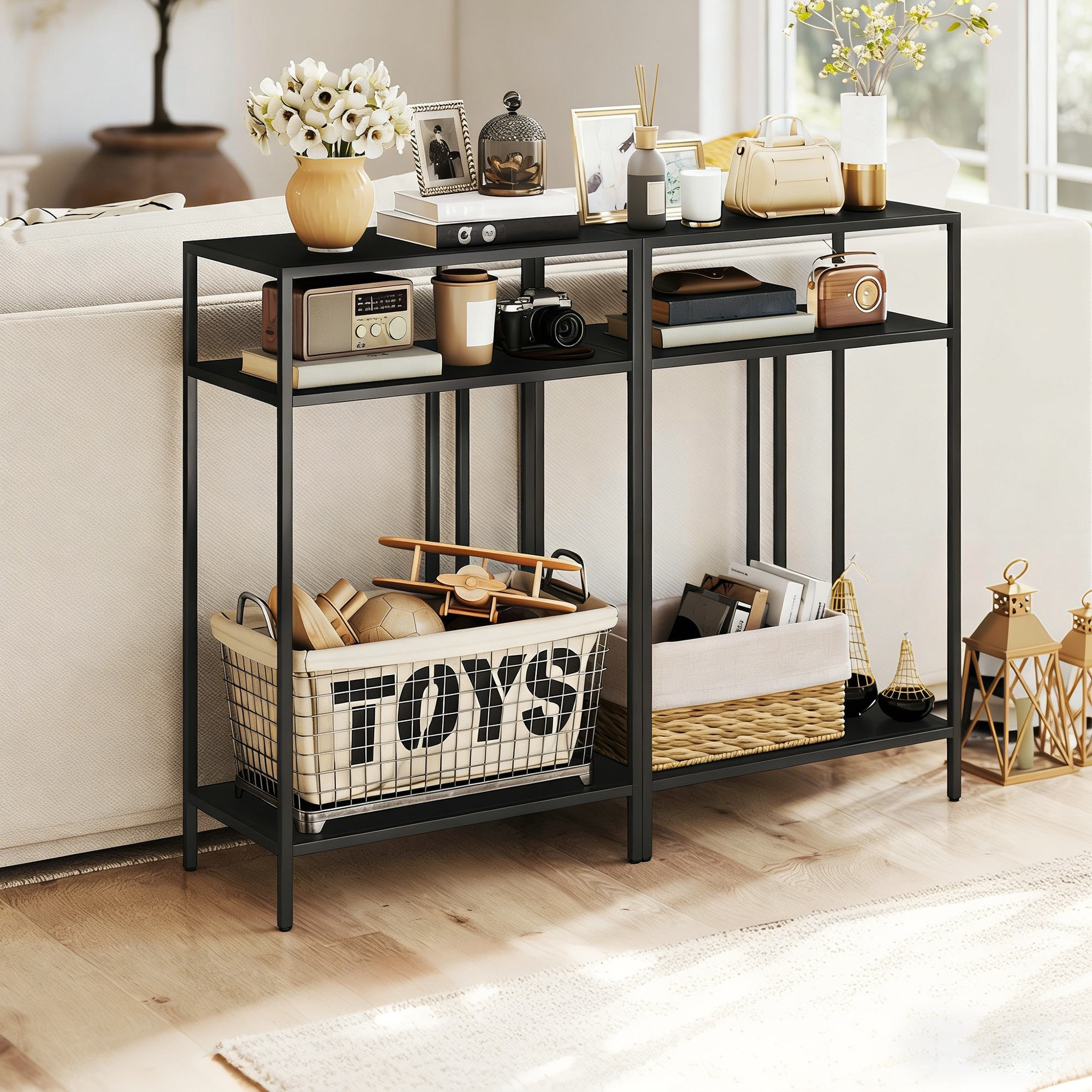 Una console nera con decorazioni, libri, un cesto di giocattoli e lanterne.