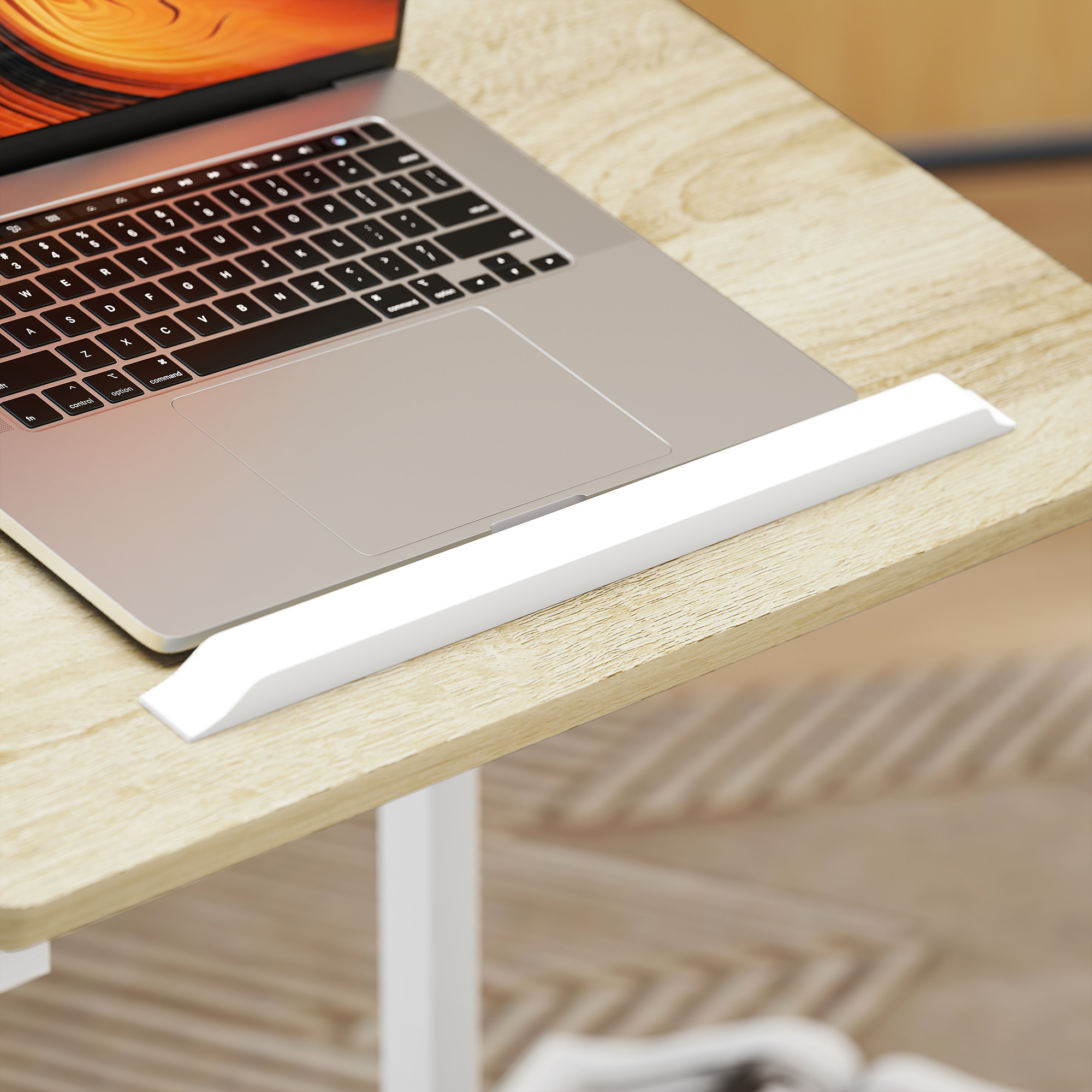 Un laptop con tastiera e schermo è su un tavolo di legno.