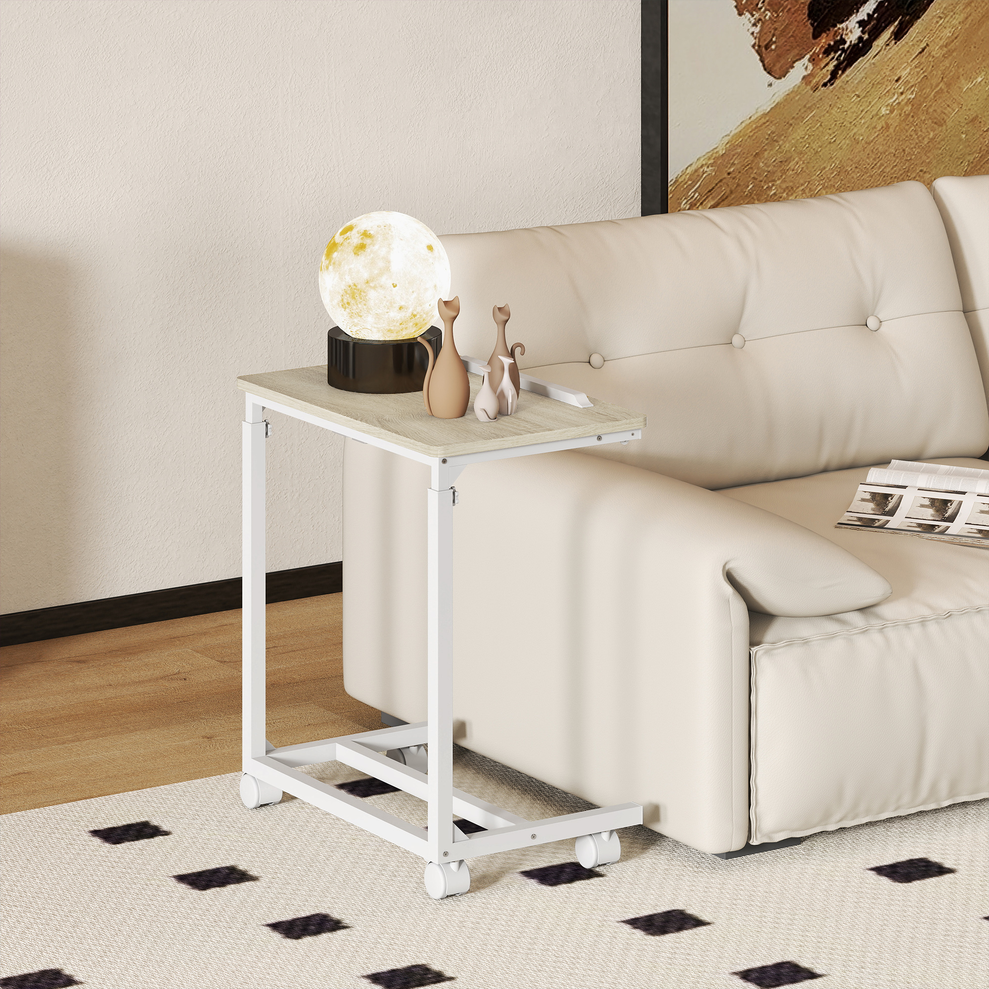 Un tavolino a forma di C con piano in legno chiaro e telaio bianco è accanto a un divano color crema.