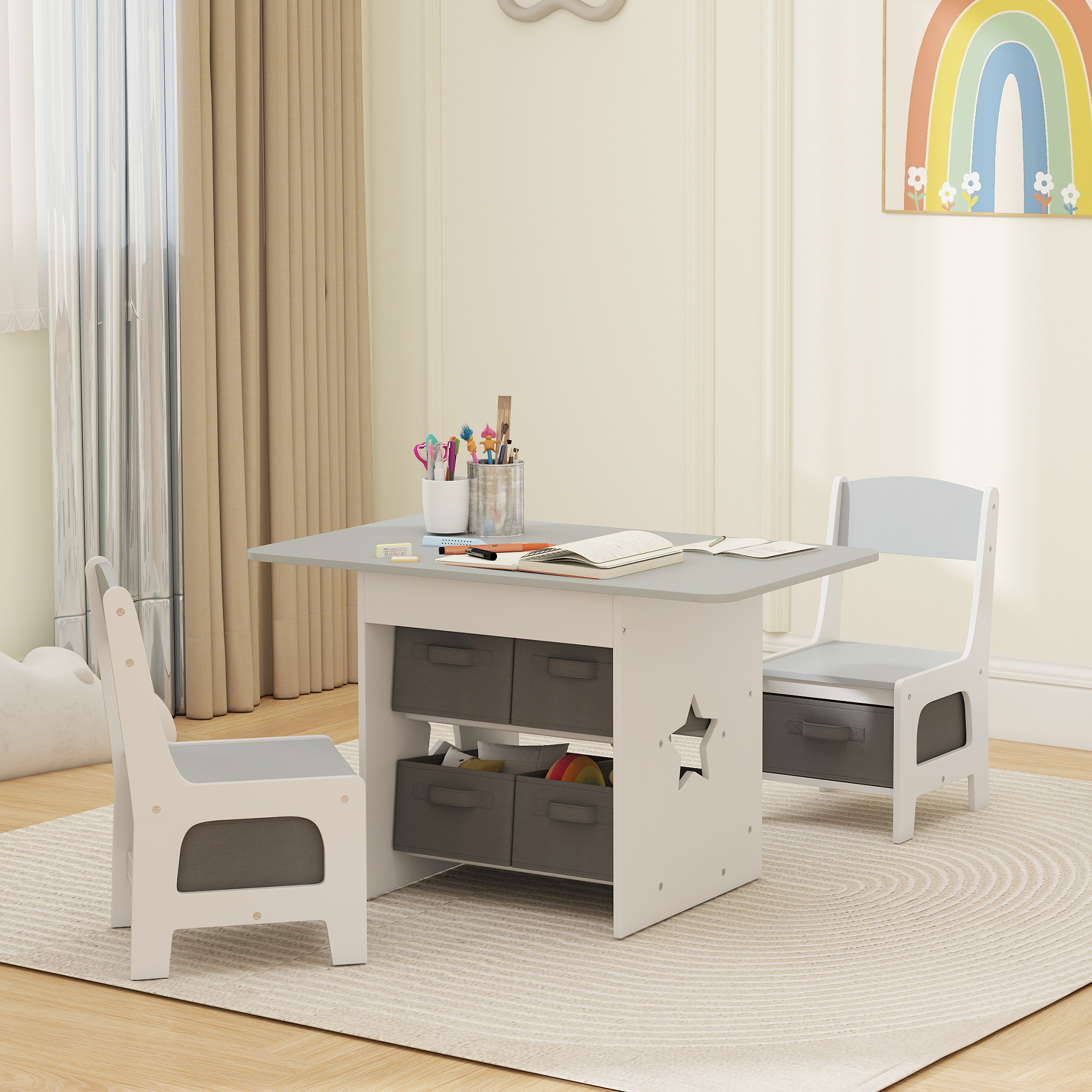 Un tavolo per bambini con due sedie, forniture artistiche e contenitori.
