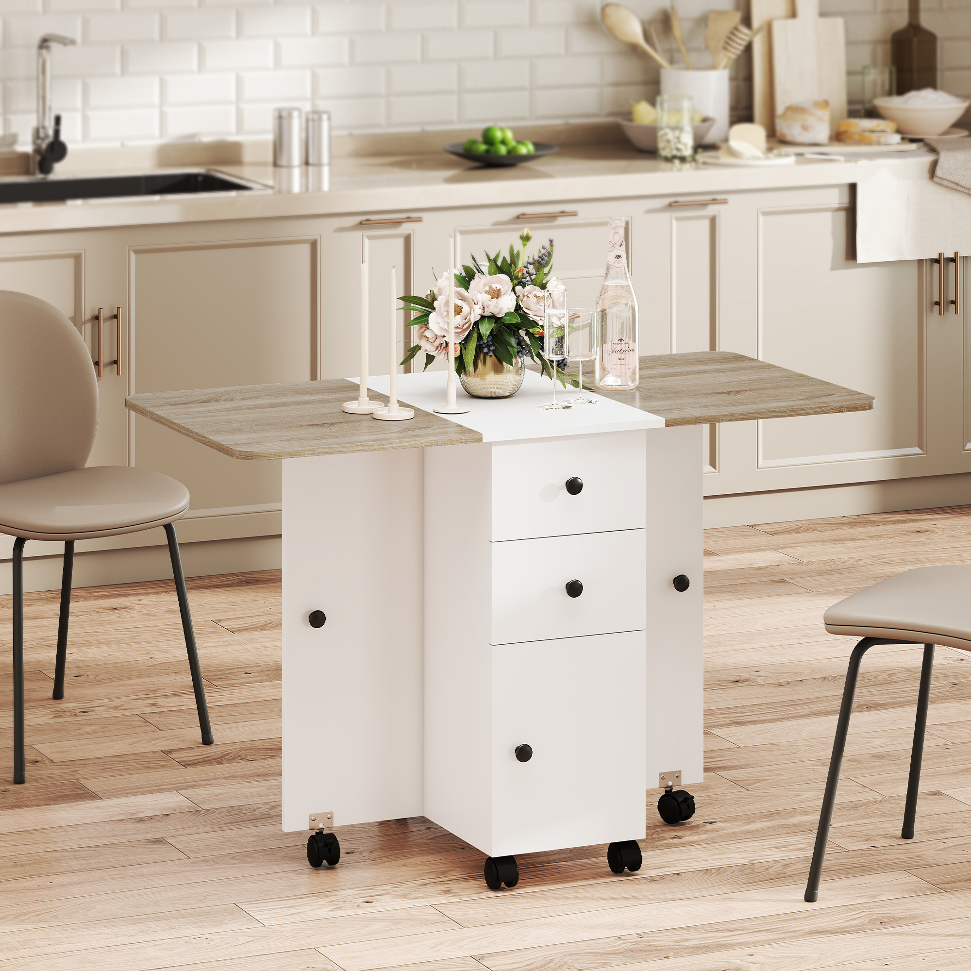 Un tavolo da cucina estraibile con base bianca, cassetti e piano in legno, con sedie accanto.