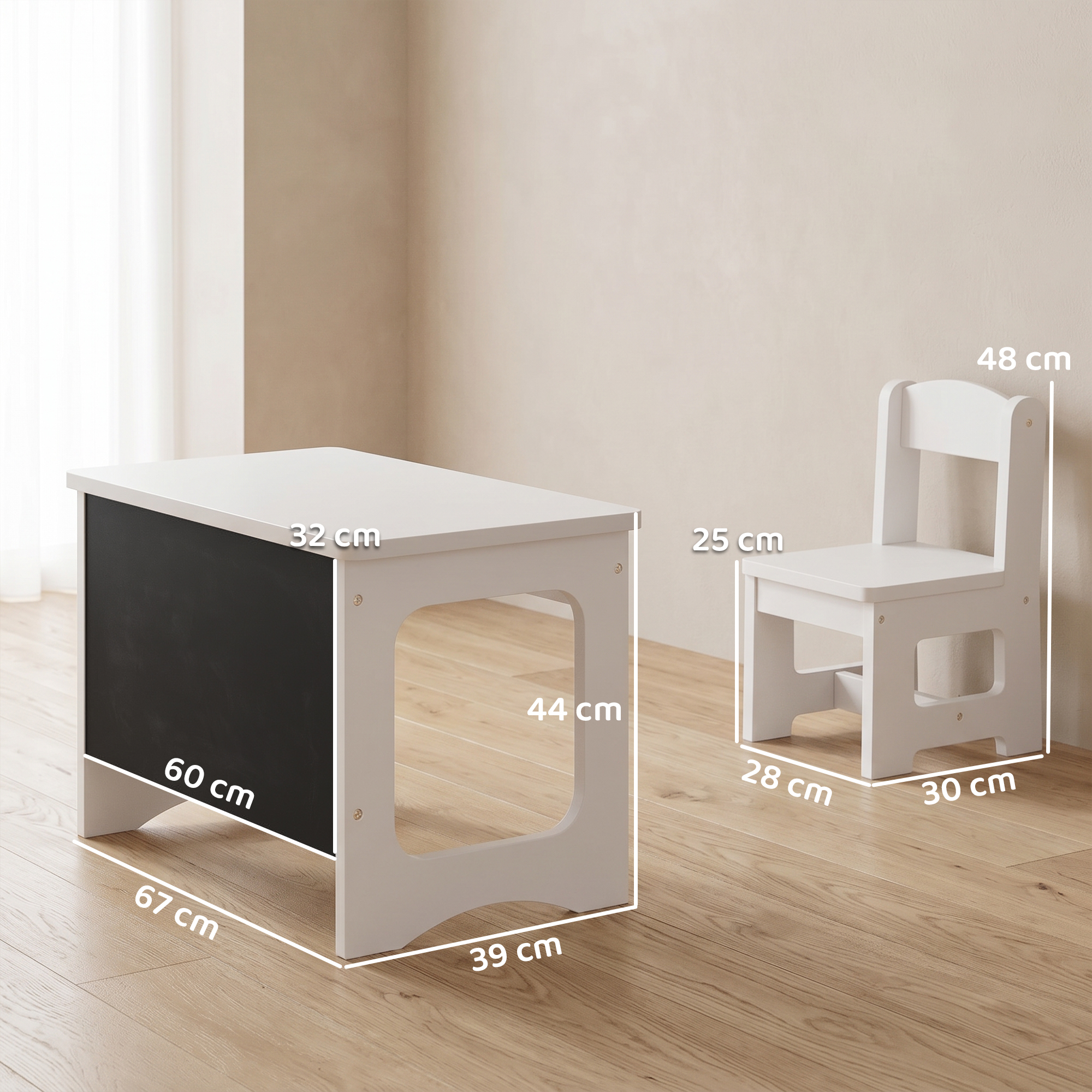 Una mesa infantil blanca con pizarra y una silla blanca con medidas.