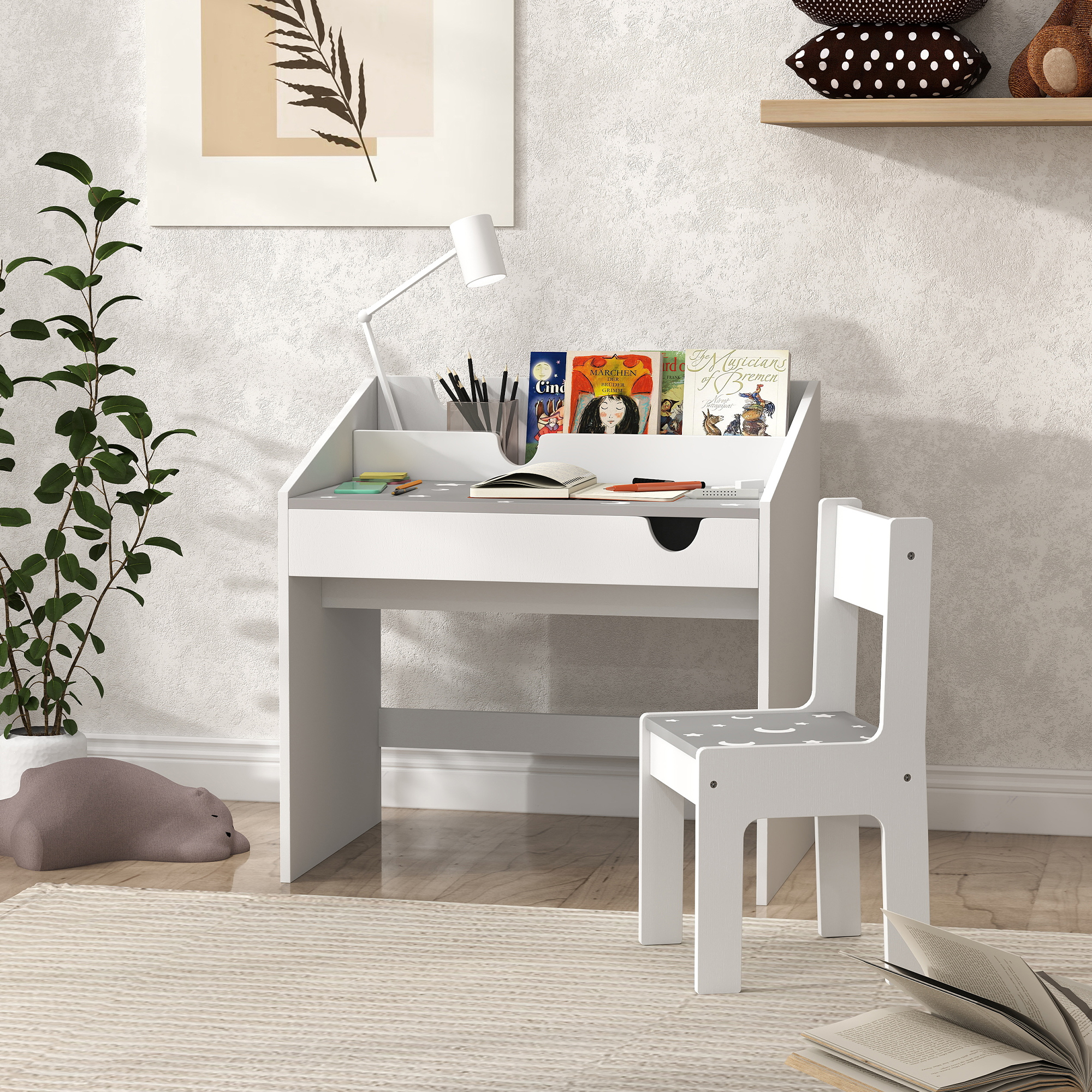 Una scrivania bianca con sedia, libri, lampada e pianta.
