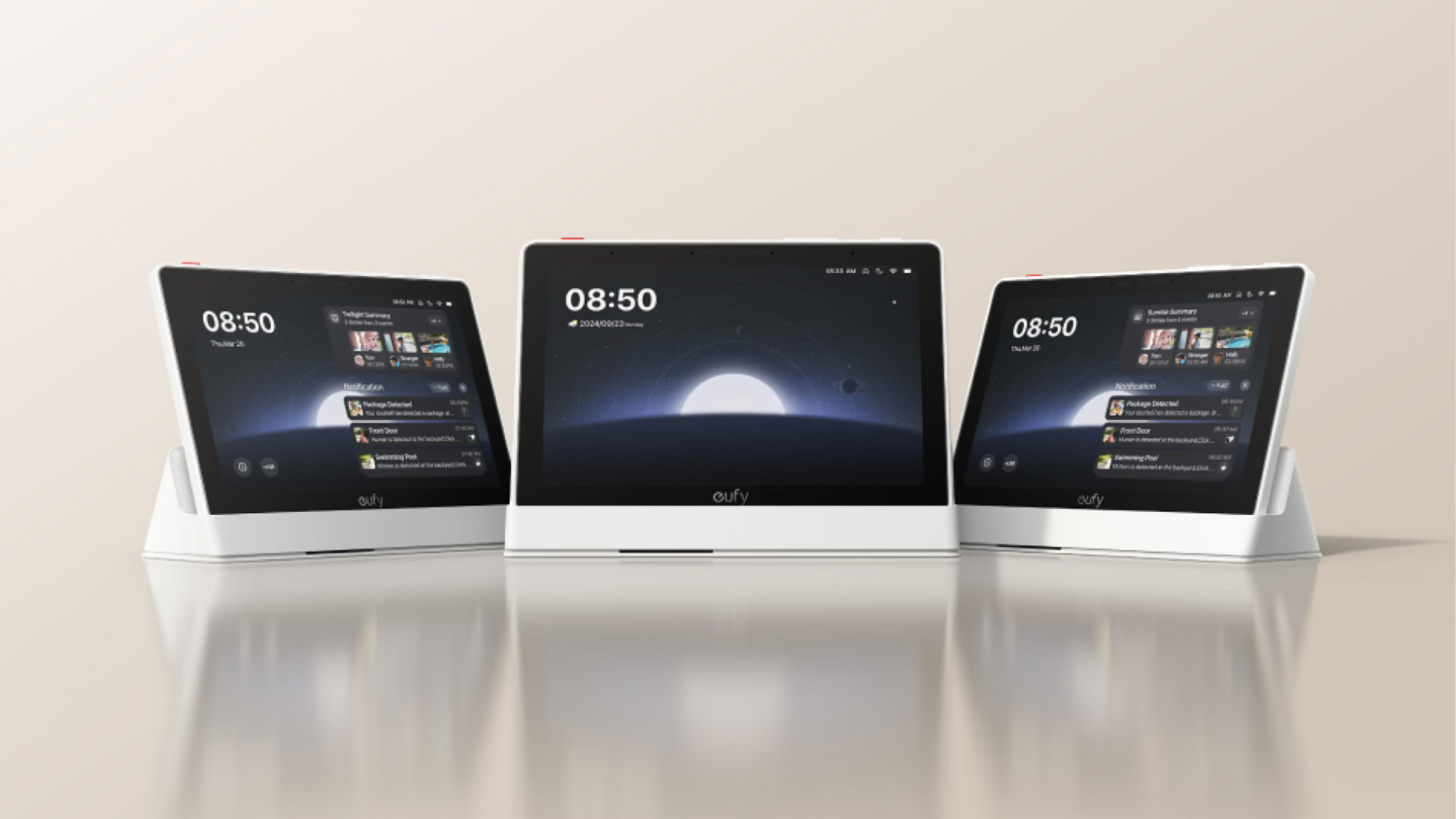 Drei weiße Eufy-Tablets mit Benutzeroberfläche, die Benachrichtigungen und Uhrzeit anzeigen.