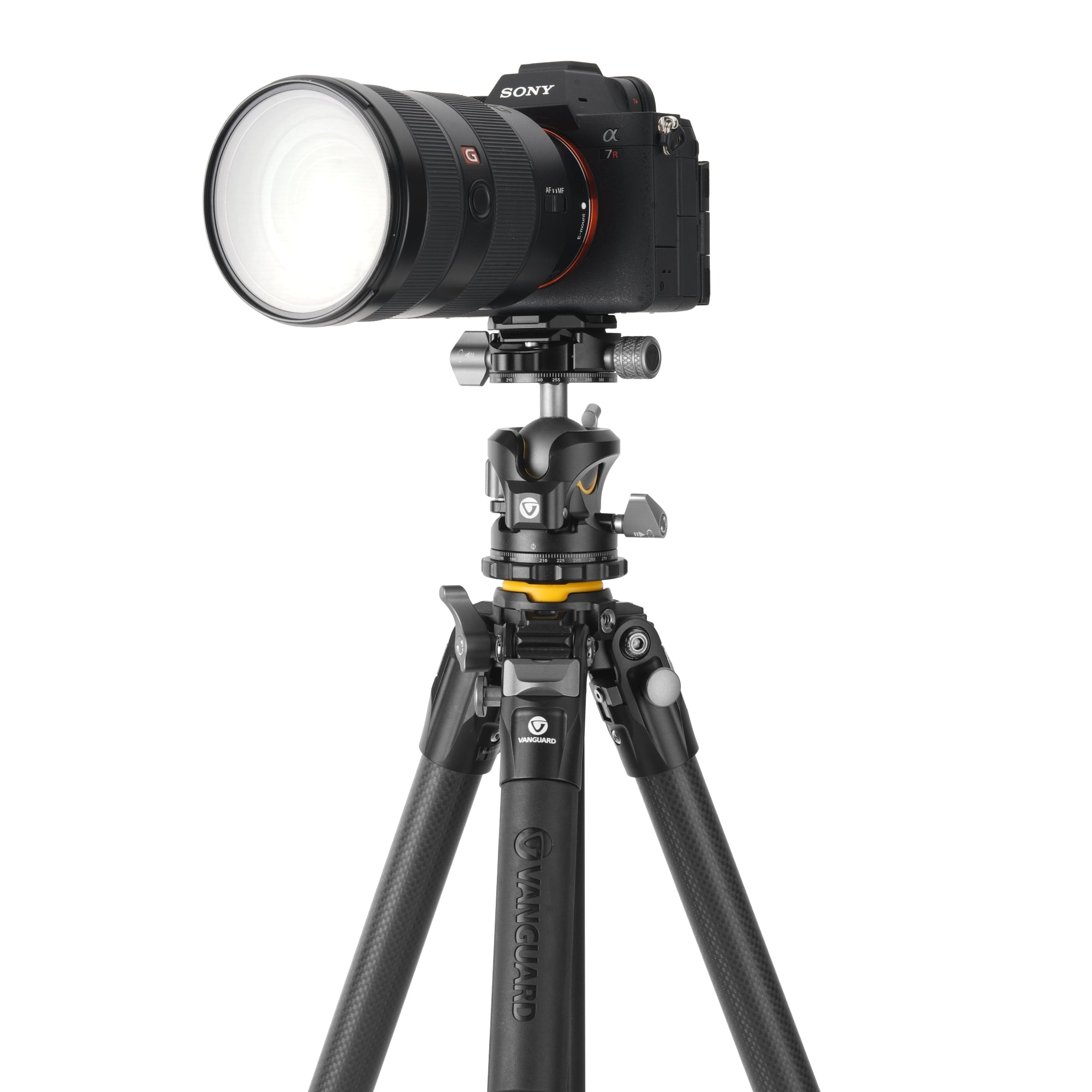 Cámara Sony Alpha 7R montada en un trípode Vanguard con patas de carbono.