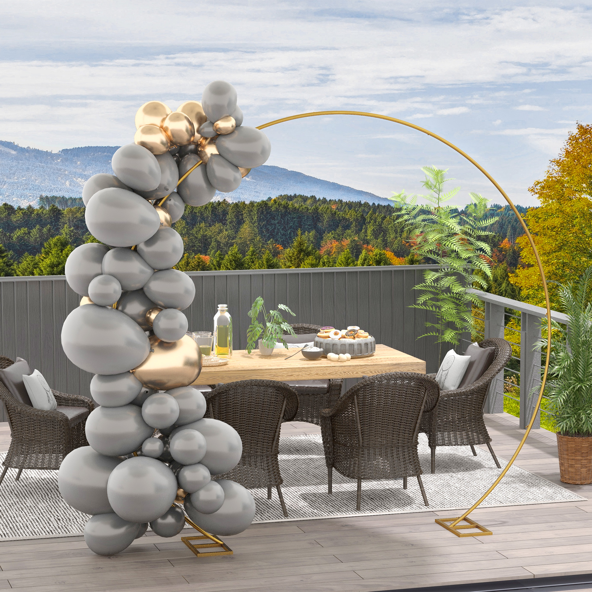 Un arco dorato con palloncini grigi e dorati sovrasta un tavolo da pranzo all'aperto.