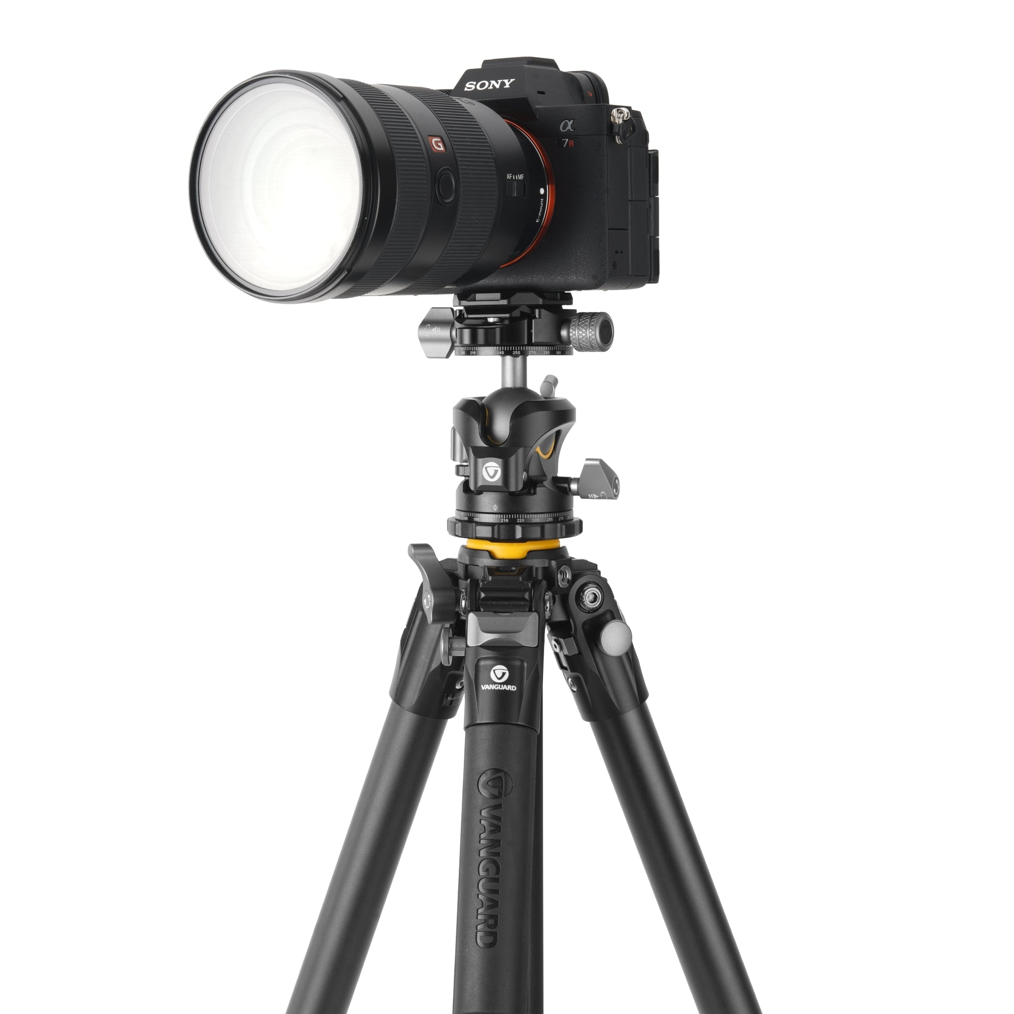 Cámara Sony Alpha 7R negra con objetivo montada en un trípode Vanguard.