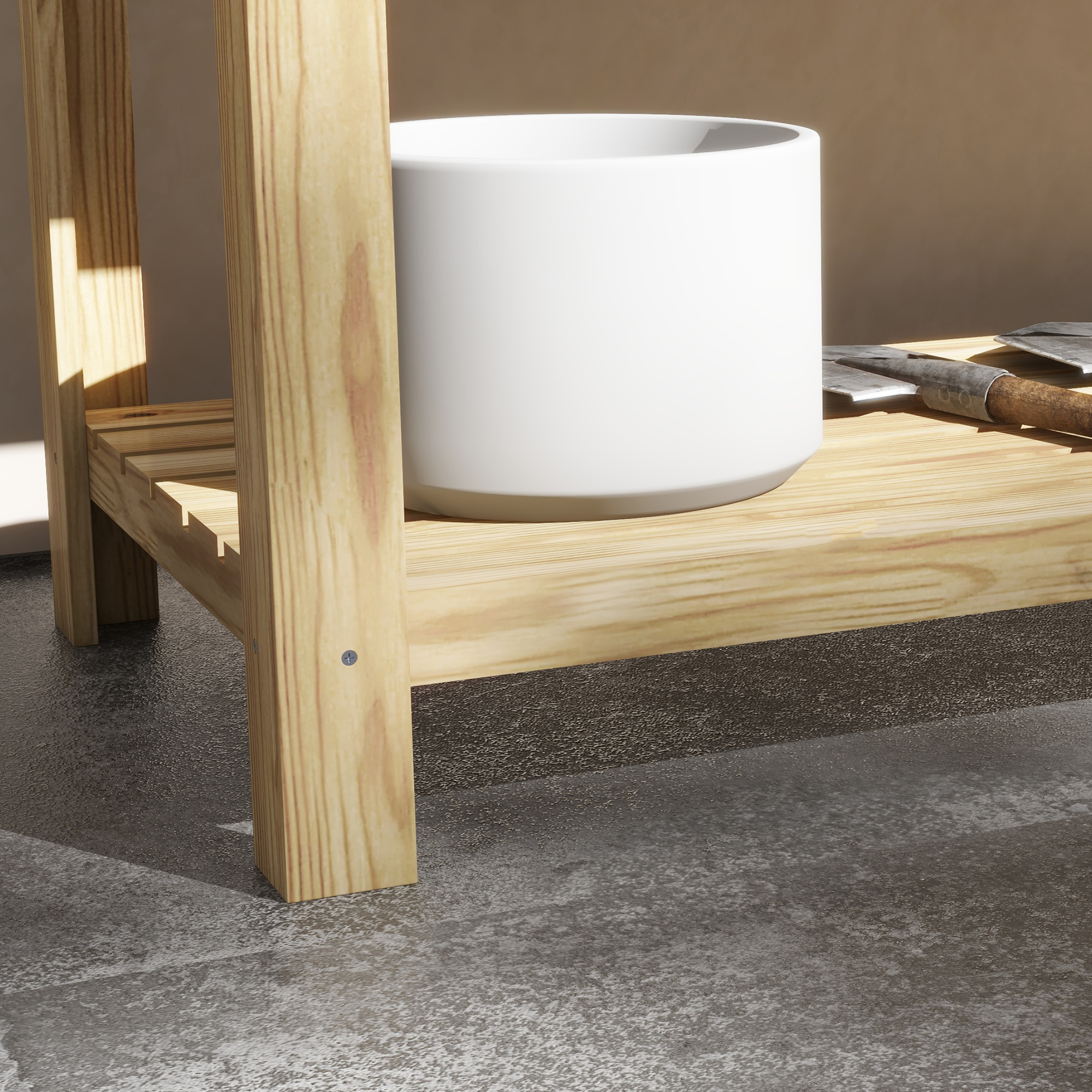 Un vaso bianco è su uno scaffale di legno. Ci sono attrezzi accanto.