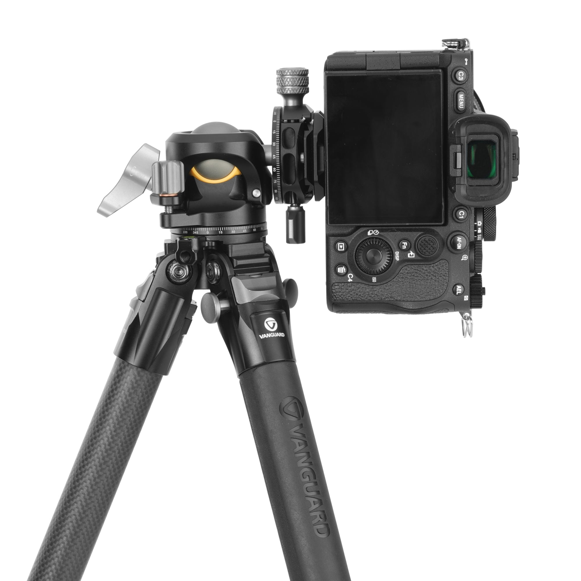 Una cámara está montada en un trípode Vanguard negro.