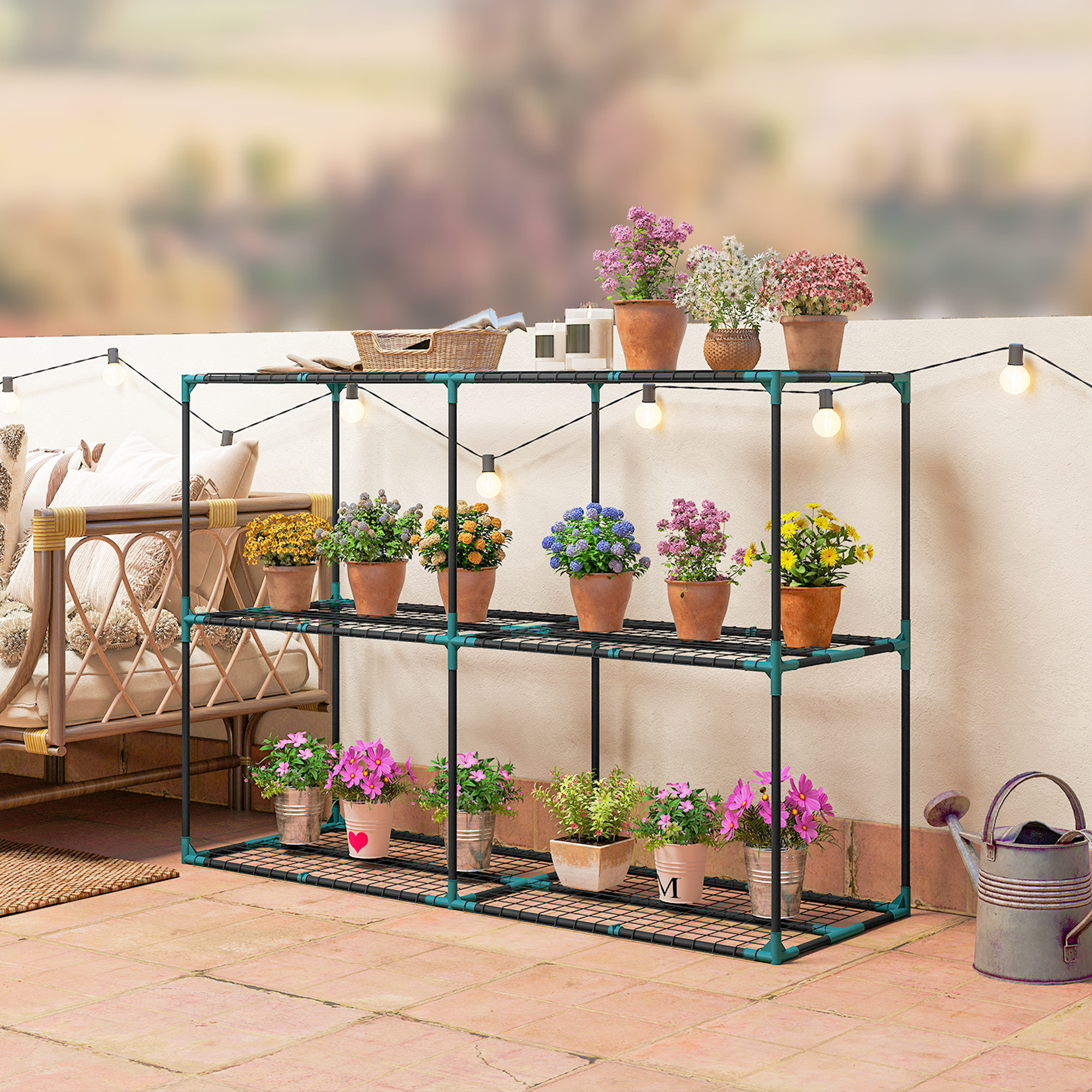 Una rastrelliera per piante a più livelli con fiori in vaso su un patio, con luci a filo.
