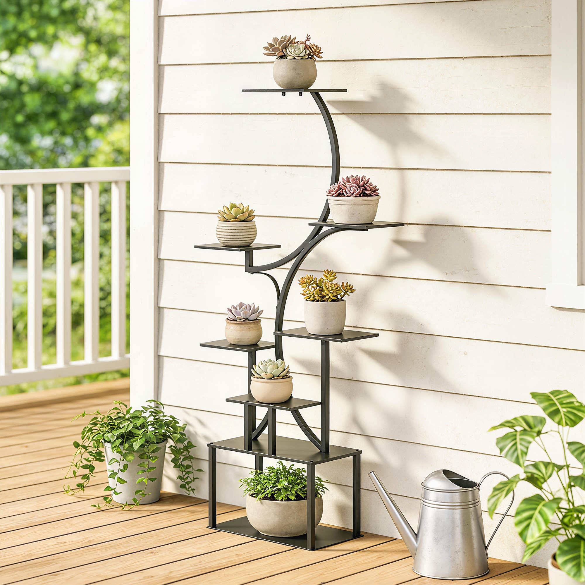 Un porta piante nero con diverse succulente su un ponte di legno.