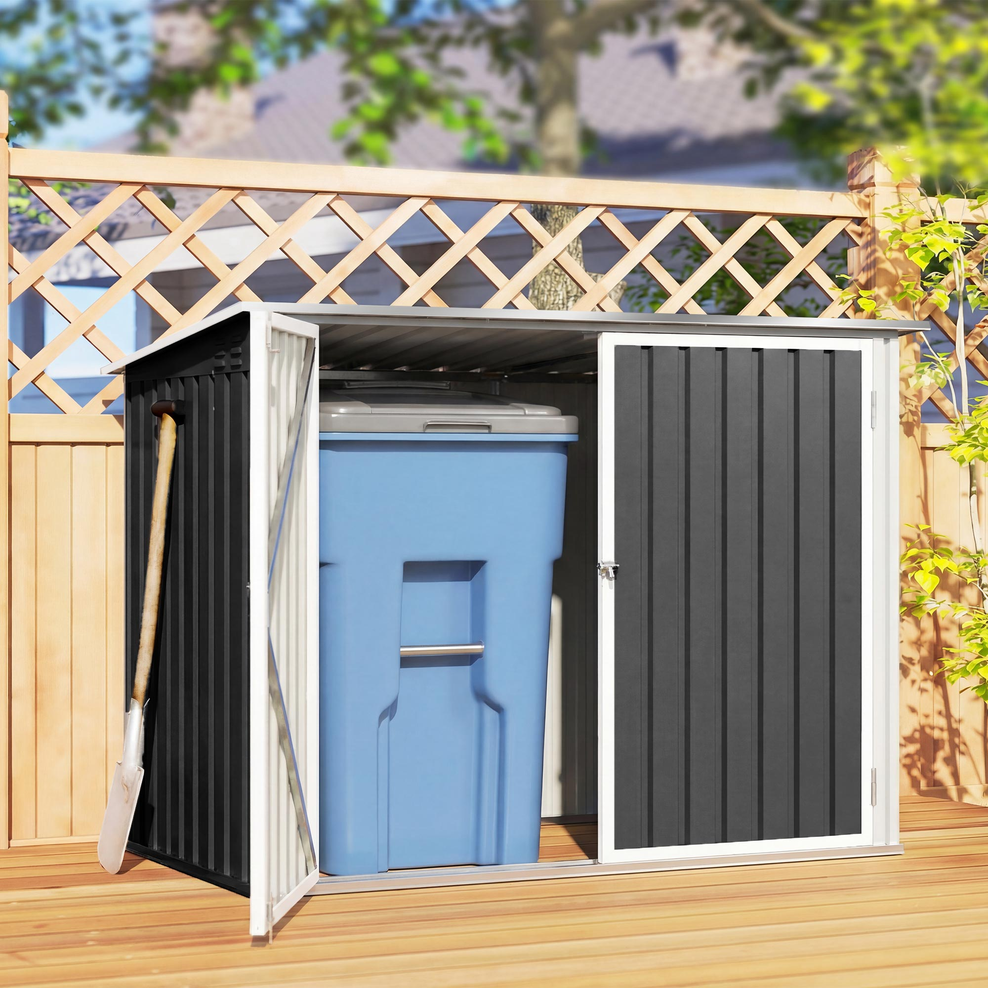 Un capanno portaoggetti nero su una terrazza di legno con un bidone blu all'interno.
